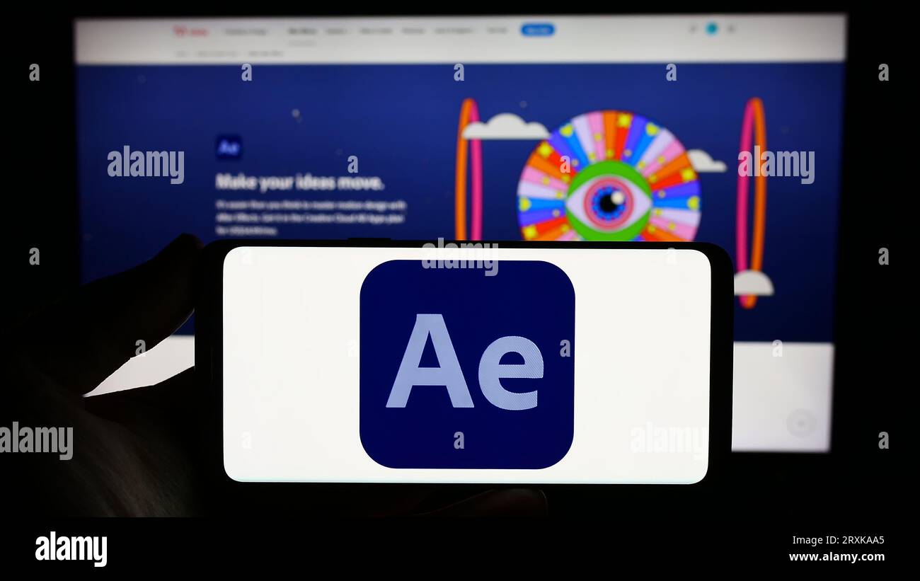 Personne tenant smartphone avec logo du logiciel graphique de mouvement Adobe After Effects sur l'écran en face du site Web. Concentrez-vous sur l'affichage du téléphone. Banque D'Images