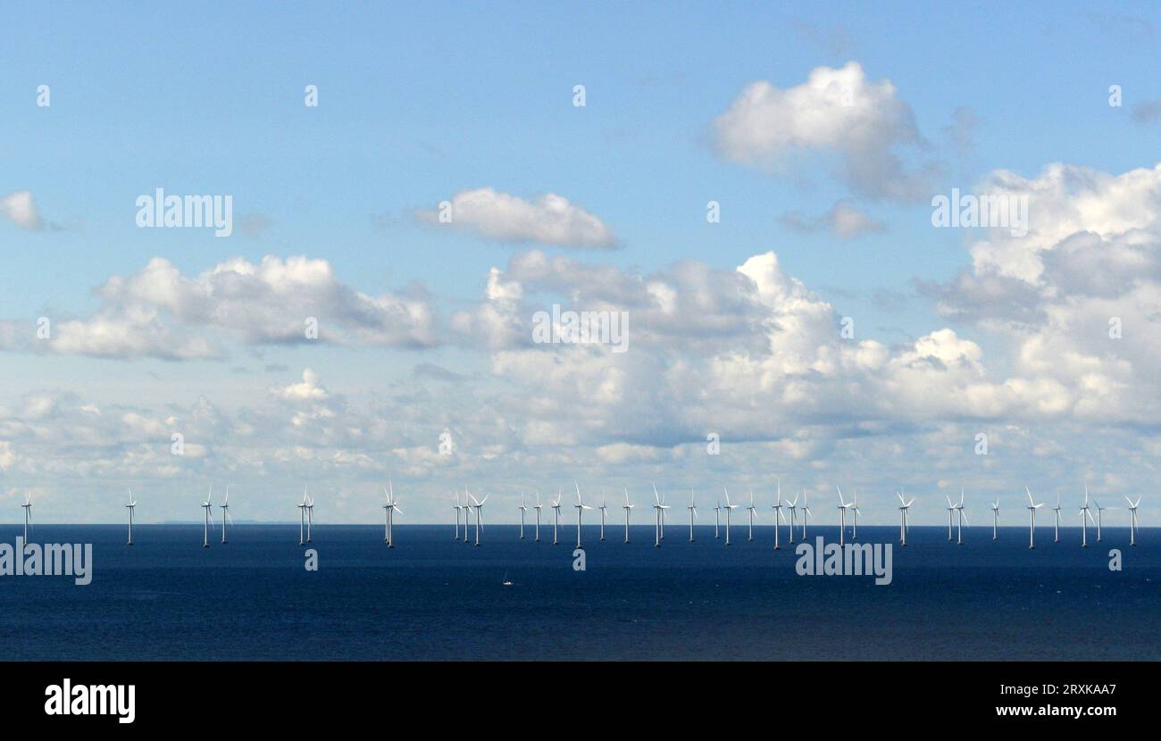 Éoliennes dans la mer de Øresund en Suède. Banque D'Images