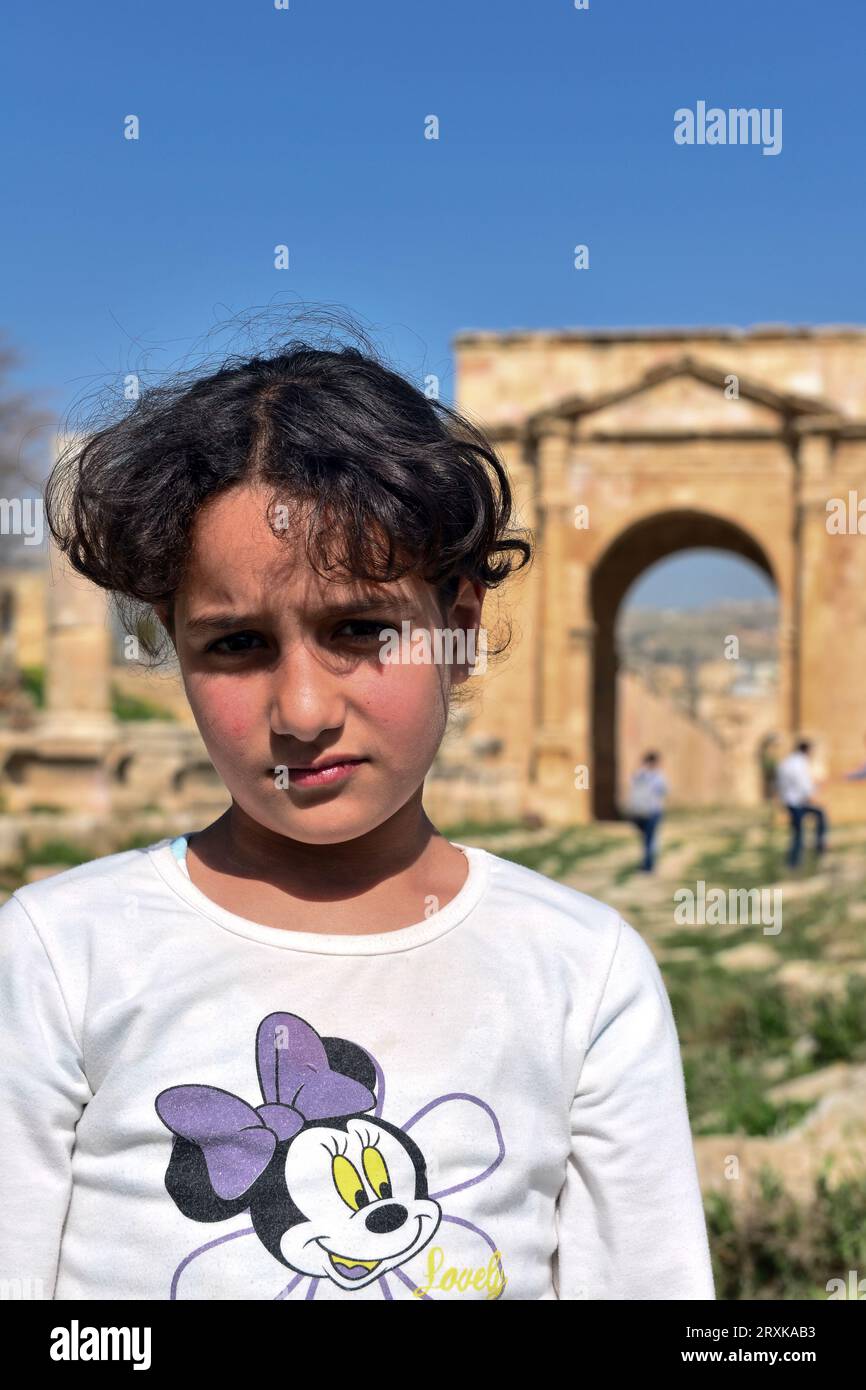 Une mignonne fille locale dans un top Minnie Mouse a demandé à être photographiée dans le site archéologique gréco-romain de Jerash, en Jordanie Banque D'Images