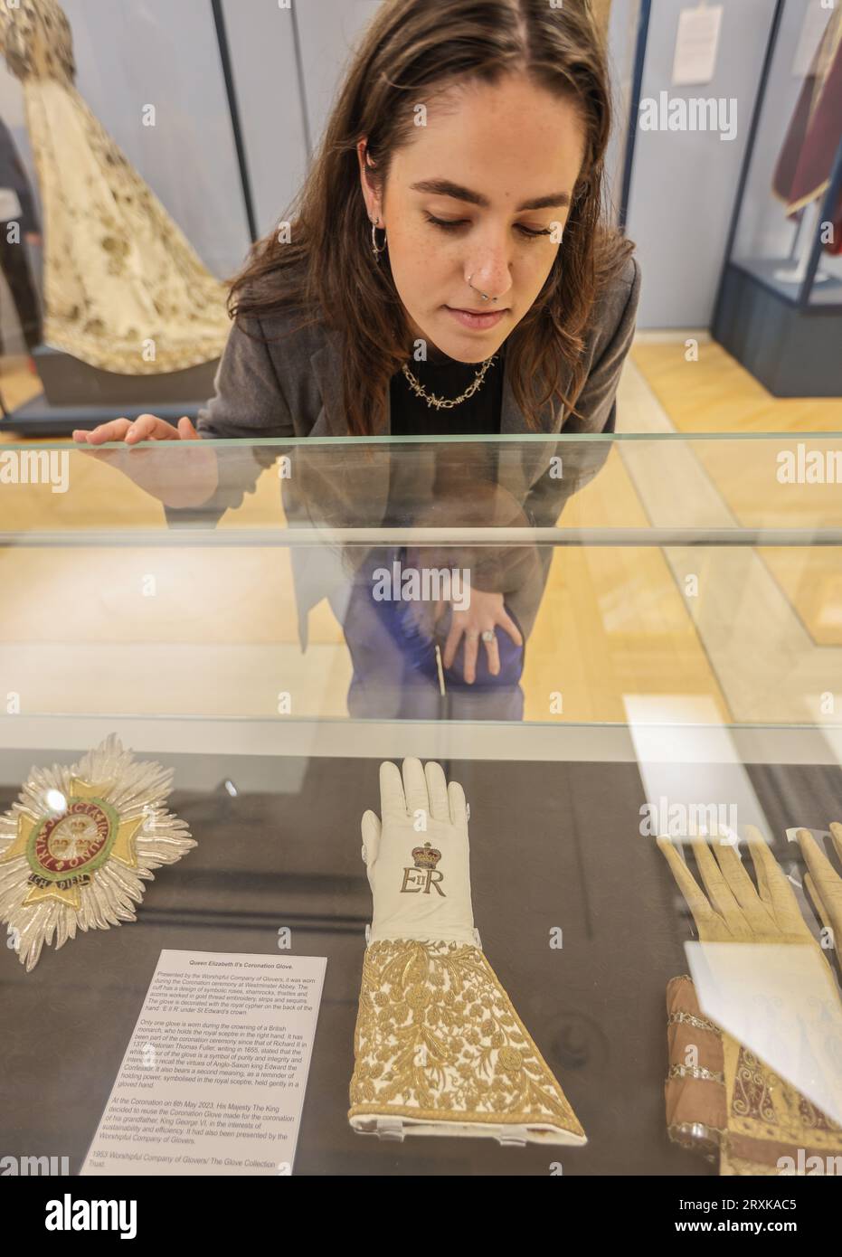 Londres RoyaumeUni 26 septembre 2023 Treasures of Gold and Silver Wire Exhibition Reine