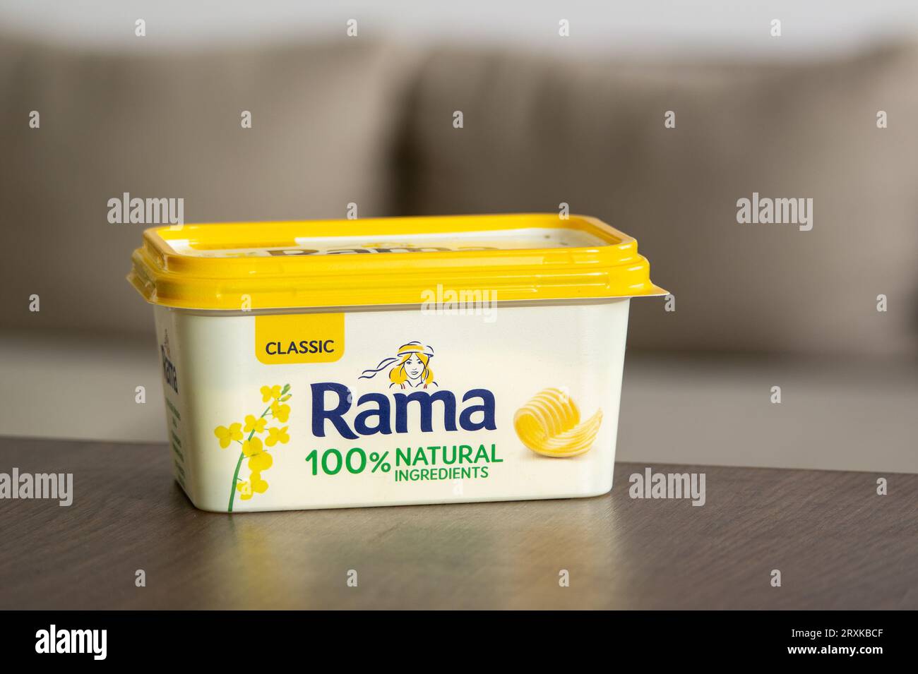 OSTRAVA, RÉPUBLIQUE TCHÈQUE - 21 JUIN 2023 : Rama Classic 100% margarine au beurre naturel dans une boîte jaune typique dans la cuisine Banque D'Images
