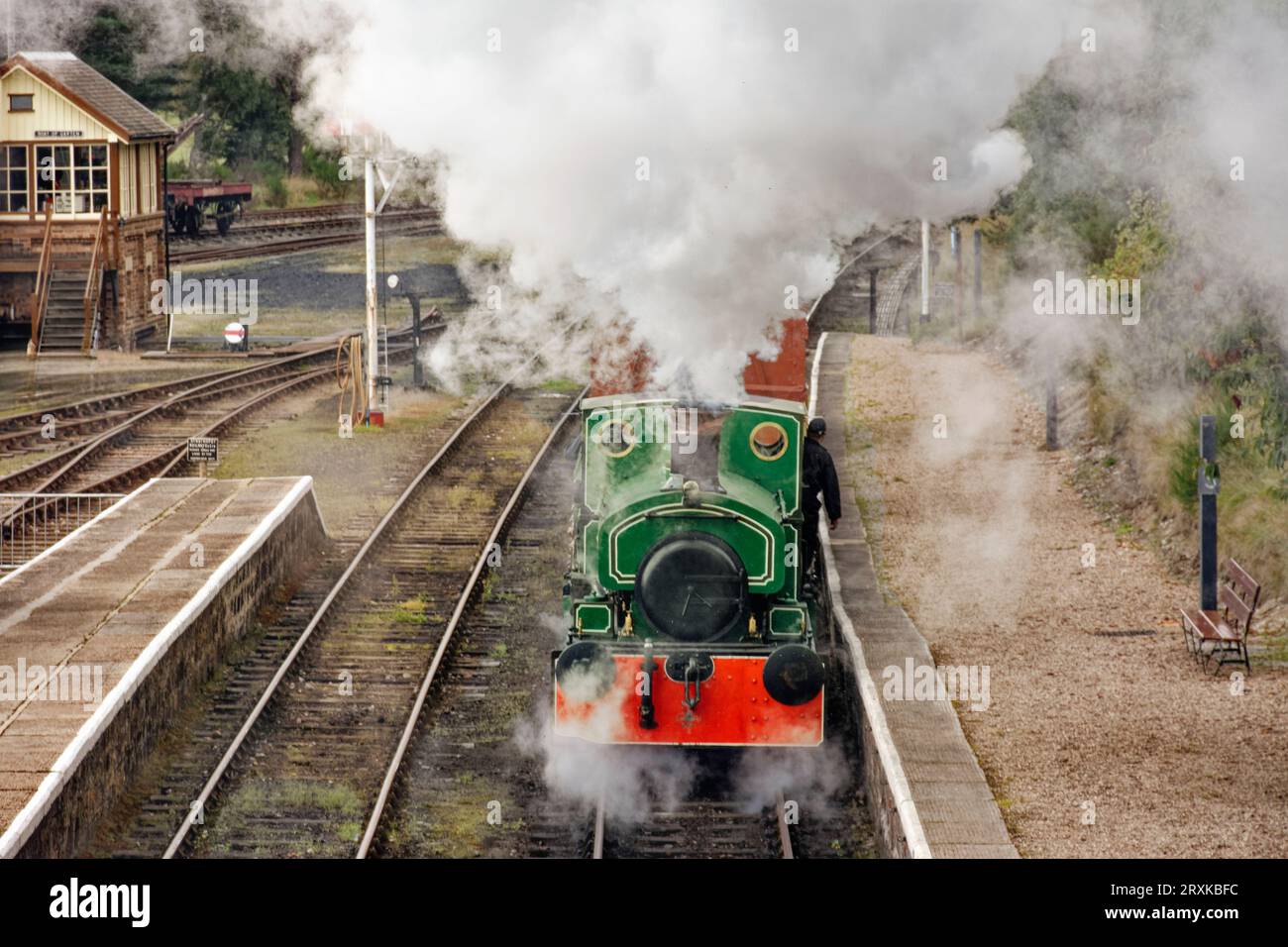 Boat of Garten Steam rallie un nuage dense de vapeur blanche provenant du moteur vert bon Accord Banque D'Images