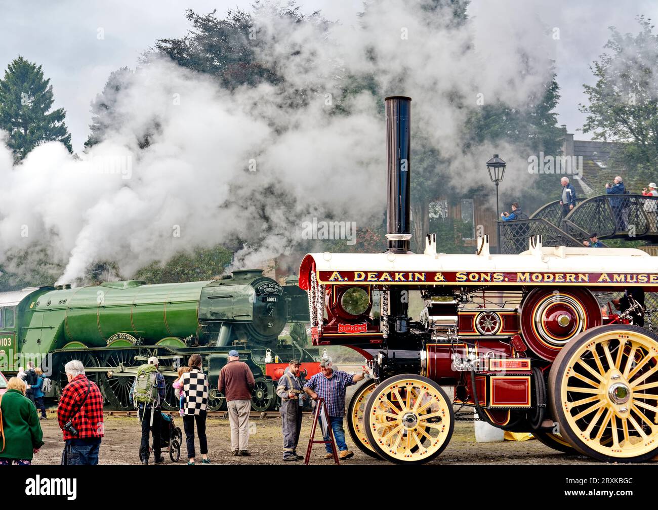 Bateau de Garten rallye des nuages de vapeur et des gens regardant le train Flying Scotsman et le moteur de traction Banque D'Images