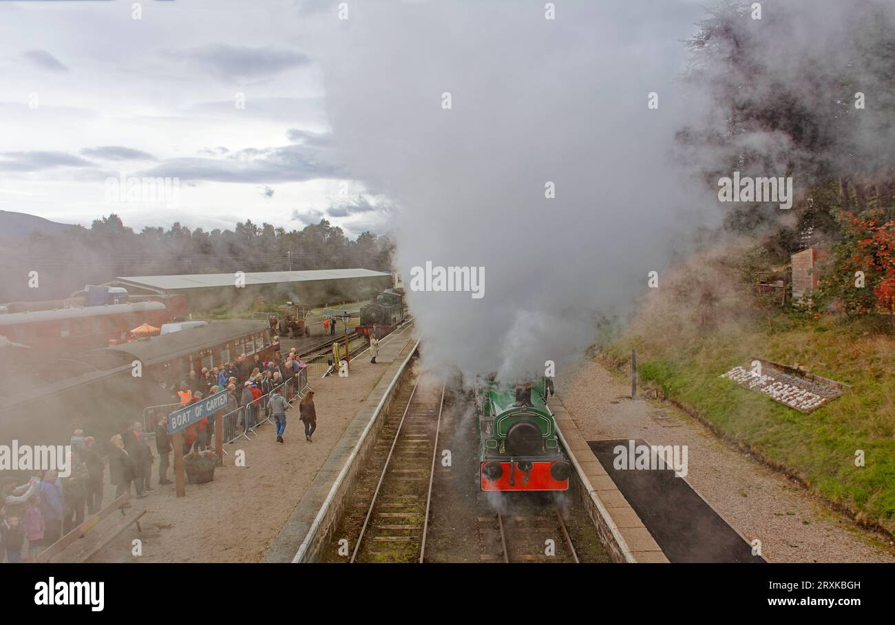 Bateau de Garten rallye vapeur fumée vapeur une foule de gens et le moteur vert bon Accord Banque D'Images