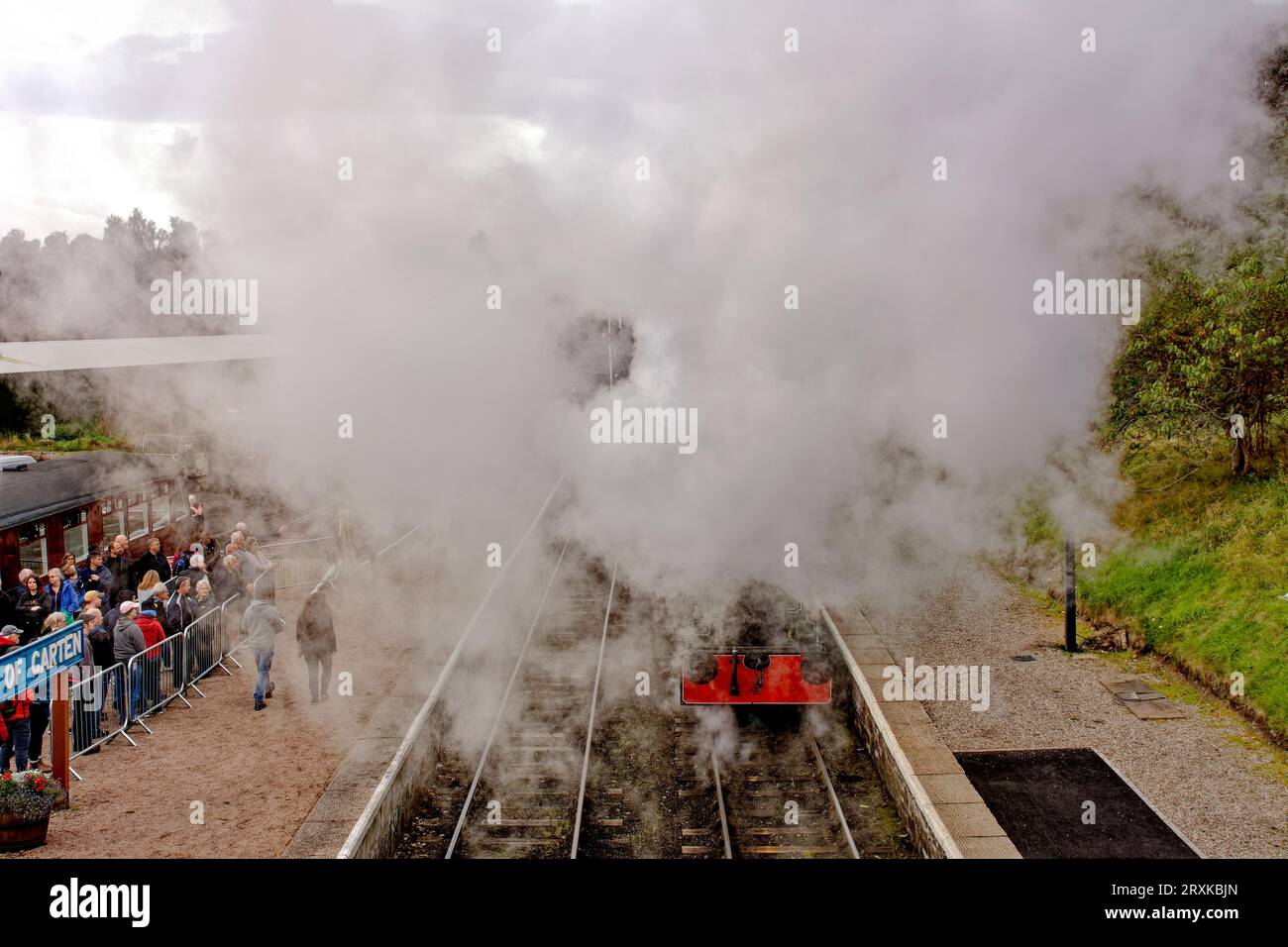Bateau de Garten rallye vapeur fumée vapeur une foule de gens et le moteur vert de réservoir bon Accord Banque D'Images