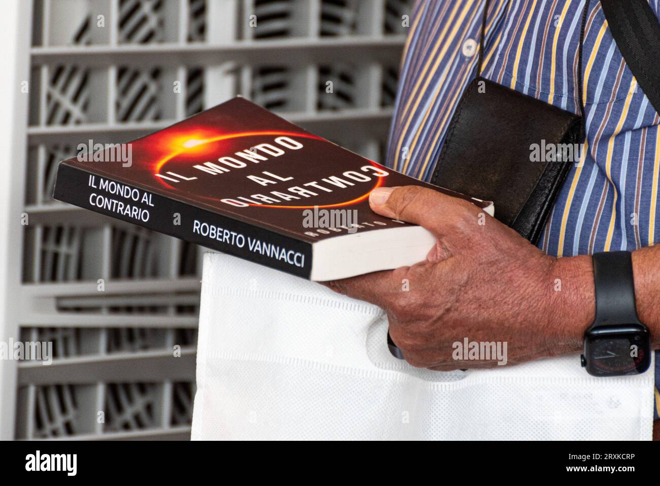Une personne détient une copie de la première édition auto-éditée du livre du général de l'armée italienne Roberto Vannacci, ''il mondo al contrario''. (Photo de Vincenzo Nuzzolese/NurPhoto) Banque D'Images