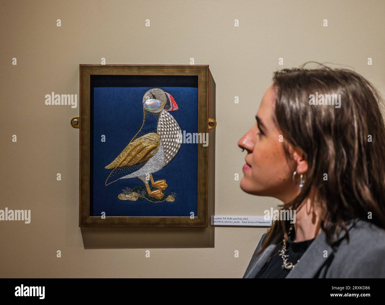 Londres, Royaume-Uni. 26 septembre 2023. Treasures of Gold and Silver Wire Exhibition : Puffin and Pinks, par LucyAnn Trill, Royal School of Needlework Credit : Paul Quezada-Neiman/Alamy Live News Banque D'Images