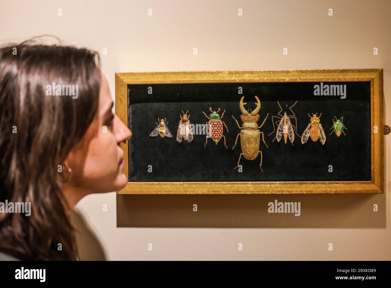 Londres, Royaume-Uni. 26 septembre 2023. Treasures of Gold and Silver Wire Exhibition : «Hoard of Gold» (coléoptères) par Jane Peel, Royal School of Needleworkaul Quezada-Neiman/Alamy Live News Banque D'Images