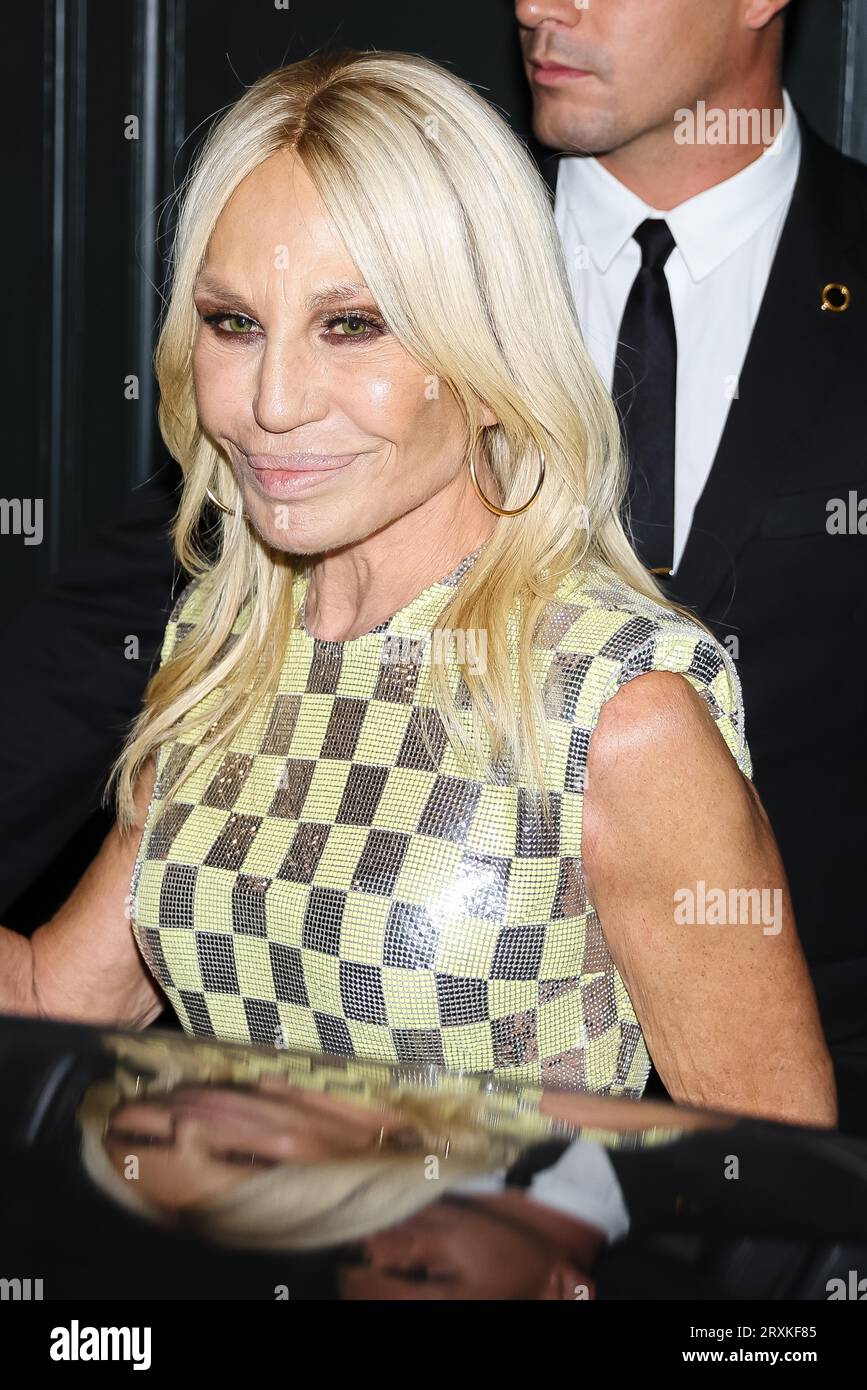 Milan, Italie. 23 septembre 2023. Donatella Versace assiste au dîner de gala Versace lors de la Fashion week de Milan vêtements pour femmes Printemps/été 2024 le 22 septembre 2023 à Milan, Italie (photo Alessandro Bremec/NurPhoto) crédit : NurPhoto SRL/Alamy Live News Banque D'Images