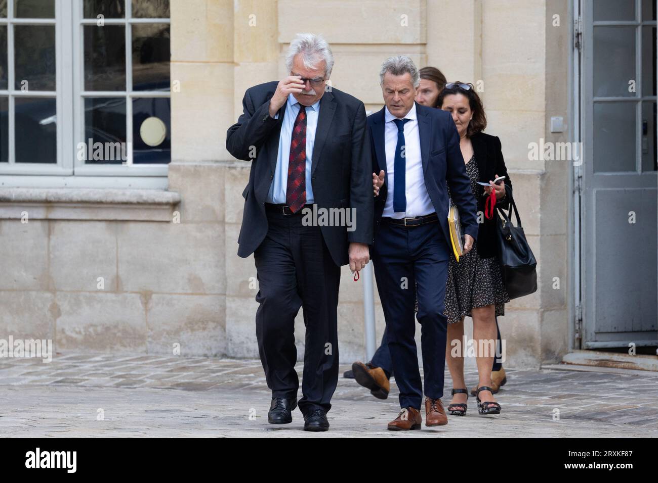 Le président du groupe parlementaire gauche démocrate et républicaine – NUPES (New People Ecologic and social Union) à l’Assemblée nationale André Chassaigne et le secrétaire national du Parti communiste français Fabien Roussel arrivent pour une rencontre avec le Premier ministre français afin de discuter des enjeux de la nouvelle législature, a Matignon à Paris le 26 septembre 2023. Photo de Raphael Lafargue/ABACAPRESS.COM Banque D'Images