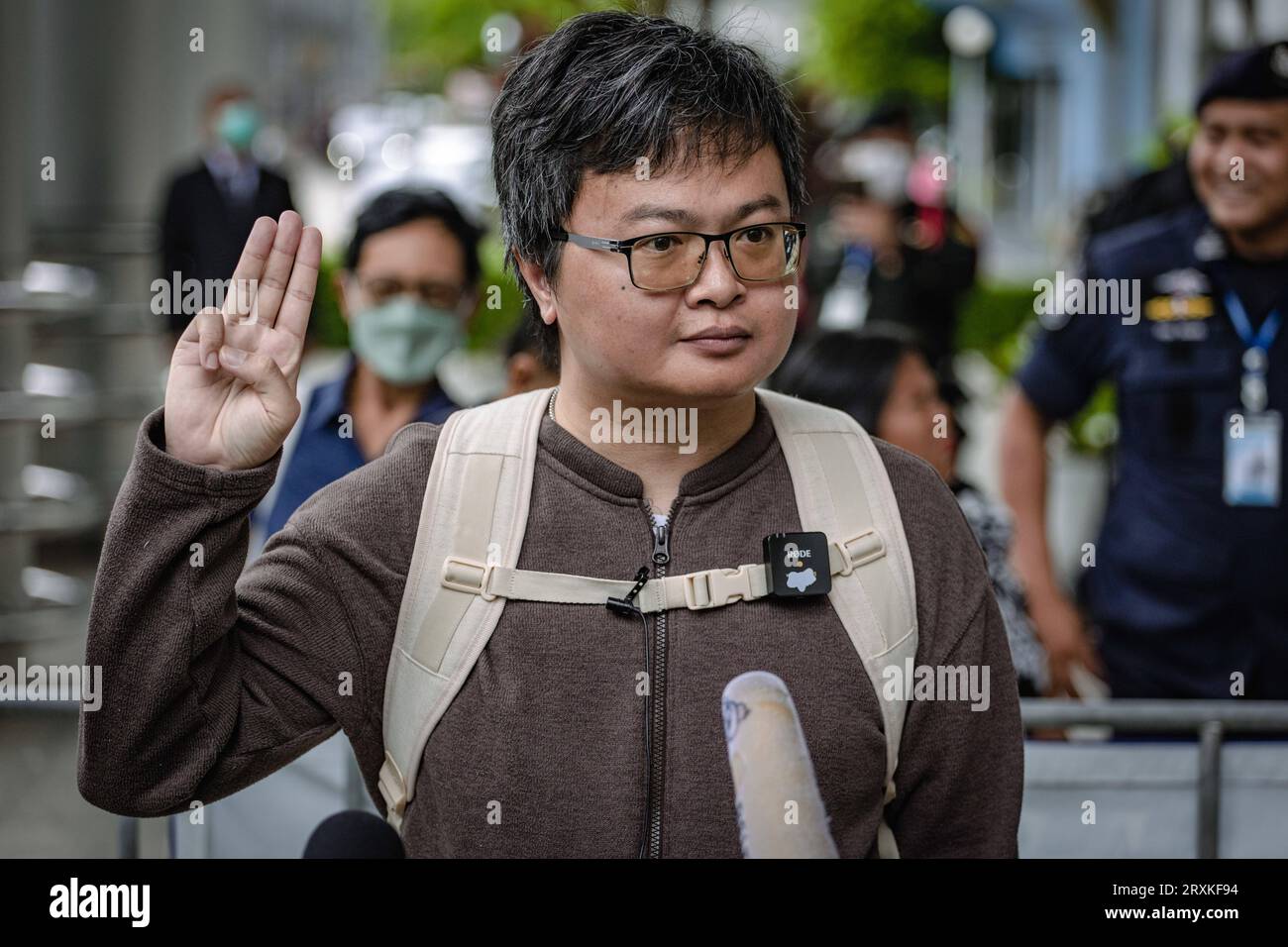 Bangkok, Bangkok, Thaïlande. 26 septembre 2023. 26 septembre 2023, Bangkok, Thaïlande, Arnon Nampa lève un salut à trois doigts, symbole de résistance, après avoir parlé aux médias à l'arrivée à la Cour pénale. L'éminent avocat thaïlandais des droits humains a été reconnu coupable mardi d'insulte à la monarchie et condamné à quatre ans de prison, la première condamnation en vertu d'une loi controversée protégeant l'institution royale depuis qu'un gouvernement civil a pris ses fonctions après des années de régime soutenu par l'armée. (Image de crédit : © Wissarut Weerasopon/ZUMA Press Wire) USAGE ÉDITORIAL SEULEMENT! Pas pour commercial USA Banque D'Images