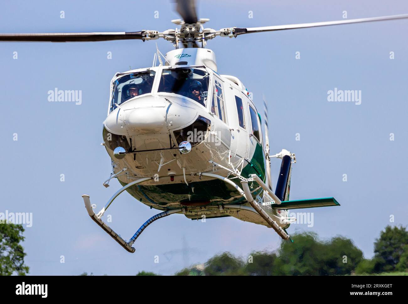 Hélicoptère utilitaire bimoteur Bell 412SP Huey atterrissant sur un terrain en herbe. Ahlen, Allemagne - 5 juin 2016 Banque D'Images