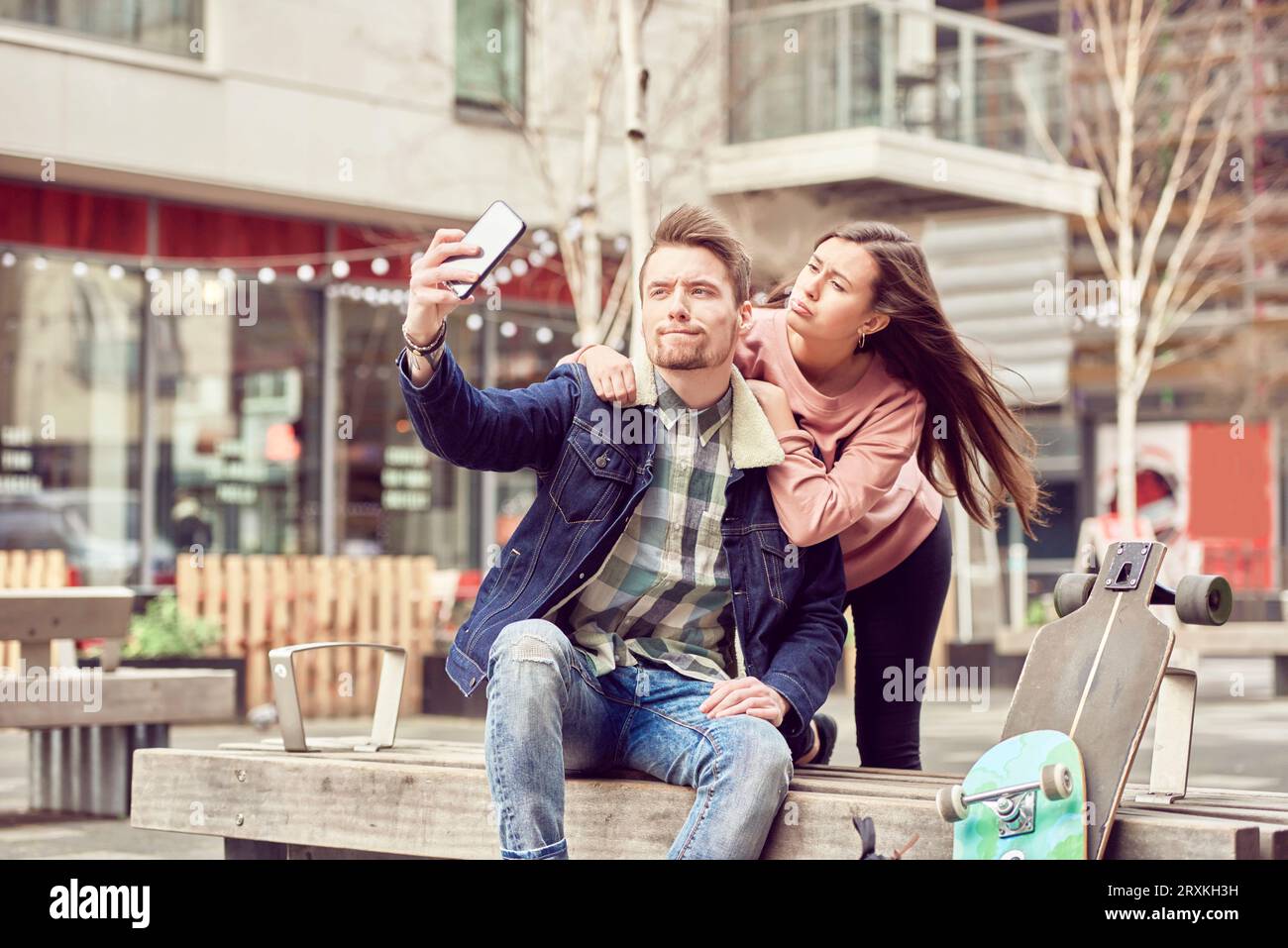Couple en tenant ensemble selfies Banque D'Images