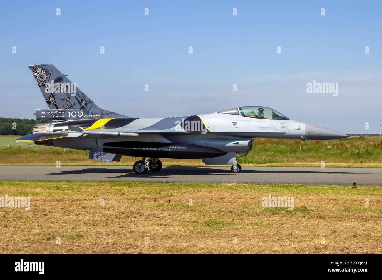 Avion de chasse F-16 de la Force aérienne belge en train de rouler sur la piste de la base aérienne de Florennes, Belgique - 15 juin 2017 Banque D'Images