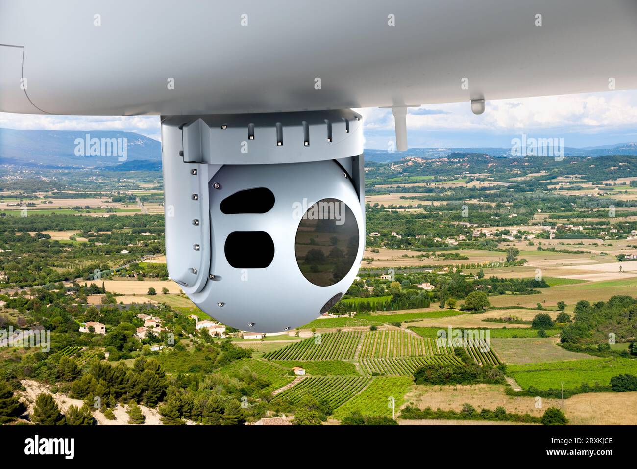 Des boîtiers de capteur de caméra sous un drone de surveillance aérienne sans pilote. Banque D'Images
