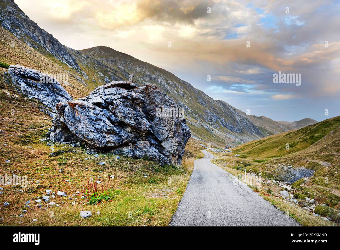 Rock à côté de route à Colle Fauniera en Piémont, Italie Banque D'Images