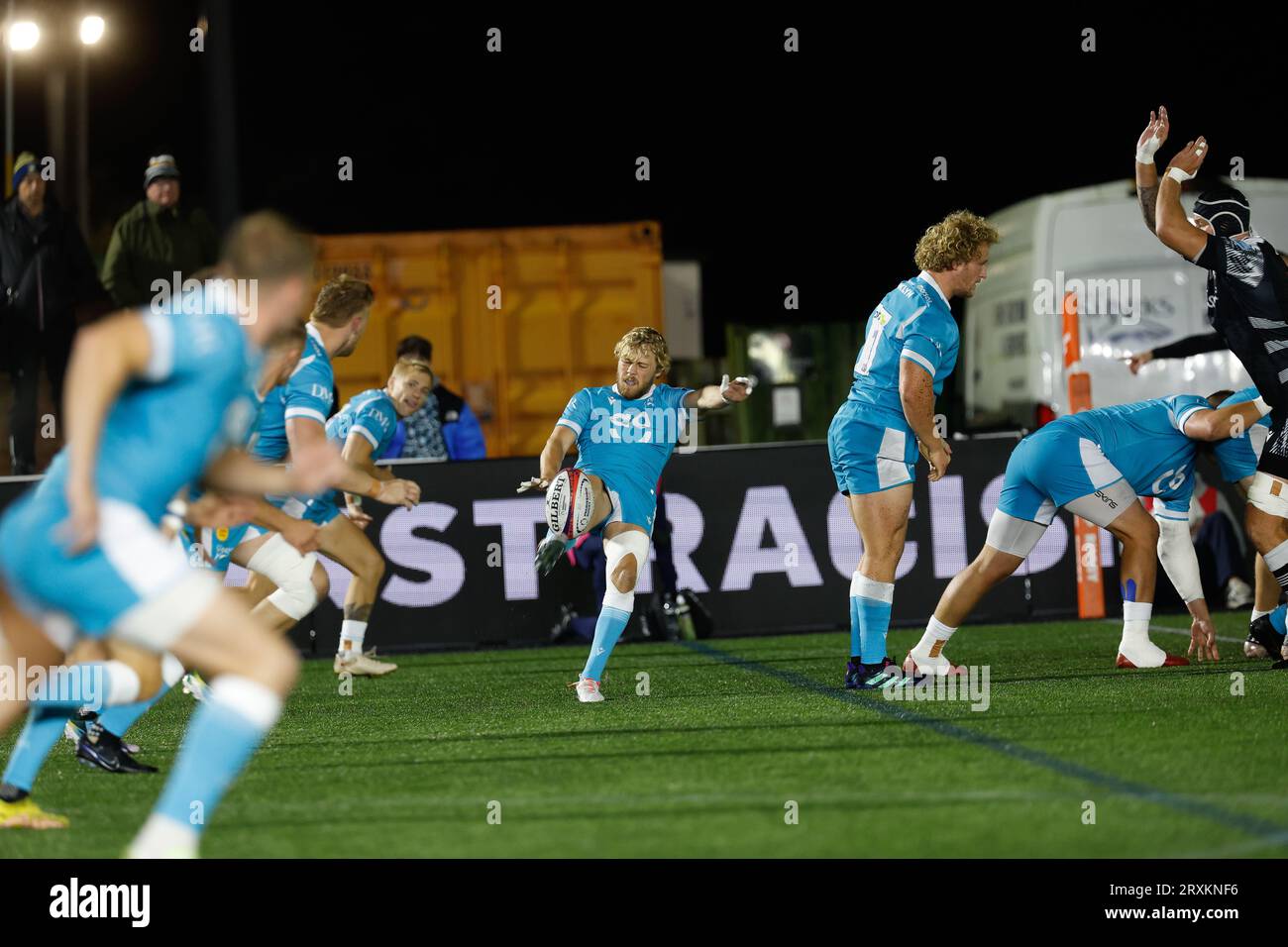 Gus Warr of sale Sharks est libéré lors du match de la Premiership Cup entre Newcastle Falcons et sale Sharks à Kingston Park, Newcastle le vendredi 22 septembre 2023. (Photo de Chris Lishman/MI News/NurPhoto) Banque D'Images