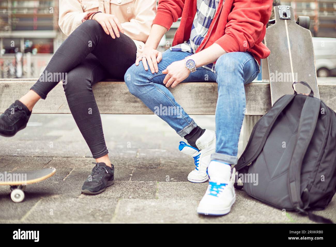 Les jambes de teenage couple sitting together Banque D'Images