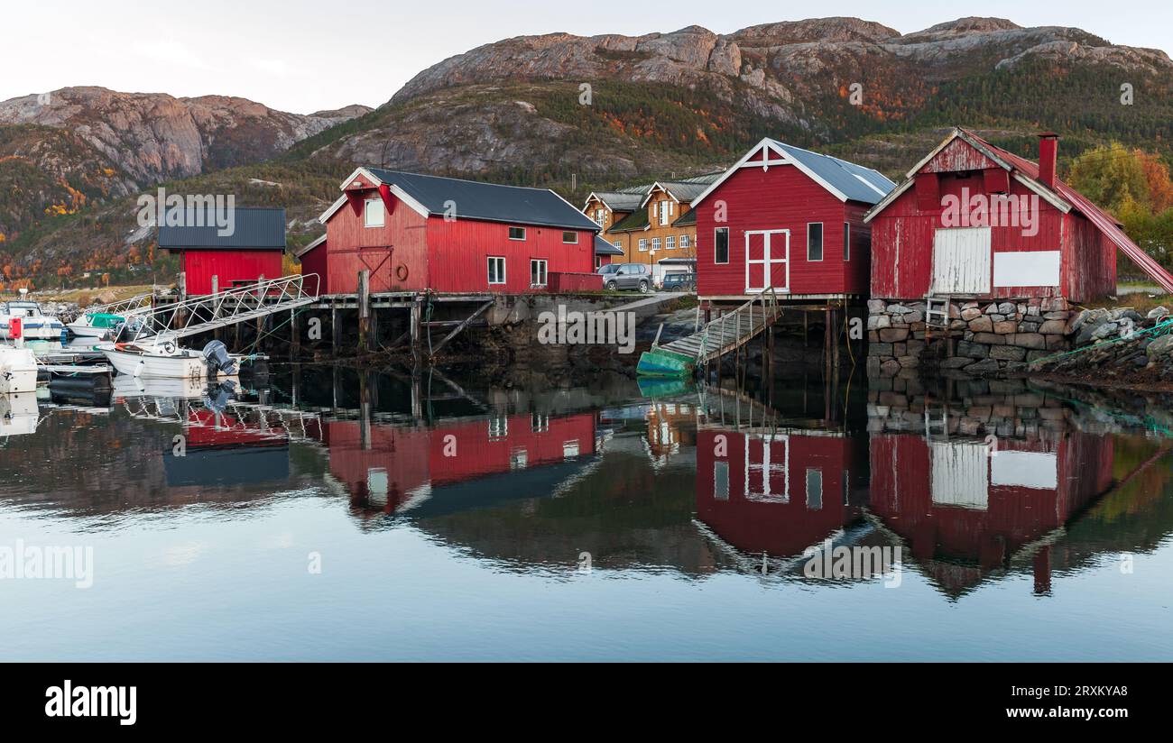 Paysage norvégien avec de vieilles granges traditionnelles en bois rouge sur la côte de la mer. Snillfjord, région de Sor-Trondelag, village de pêcheurs de Vingvagen Banque D'Images