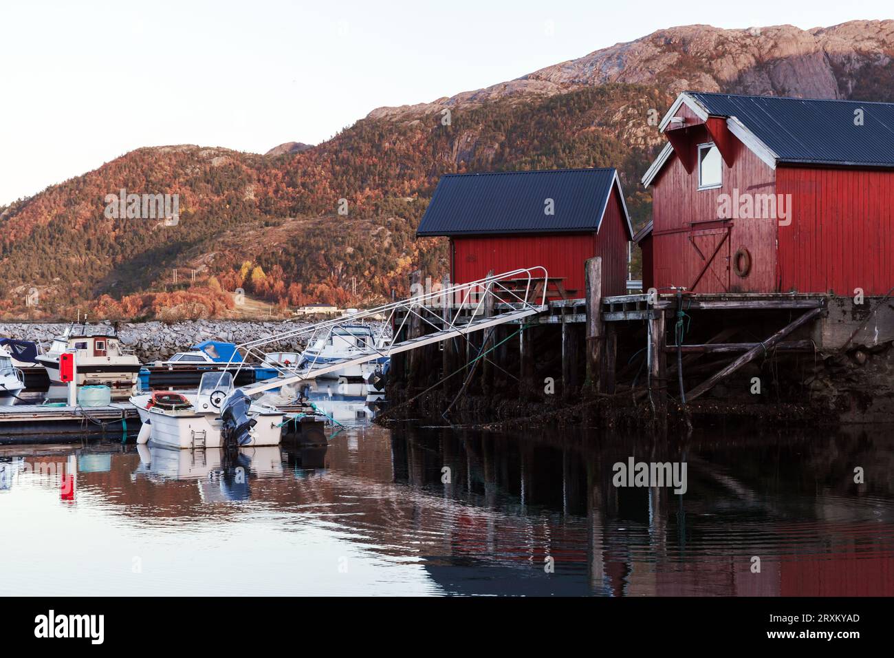 Paysage norvégien avec de vieilles granges en bois rouge sur la côte de la mer. Village de pêcheurs de Vingvagen. Snillfjord, région de Sor-Trondelag Banque D'Images