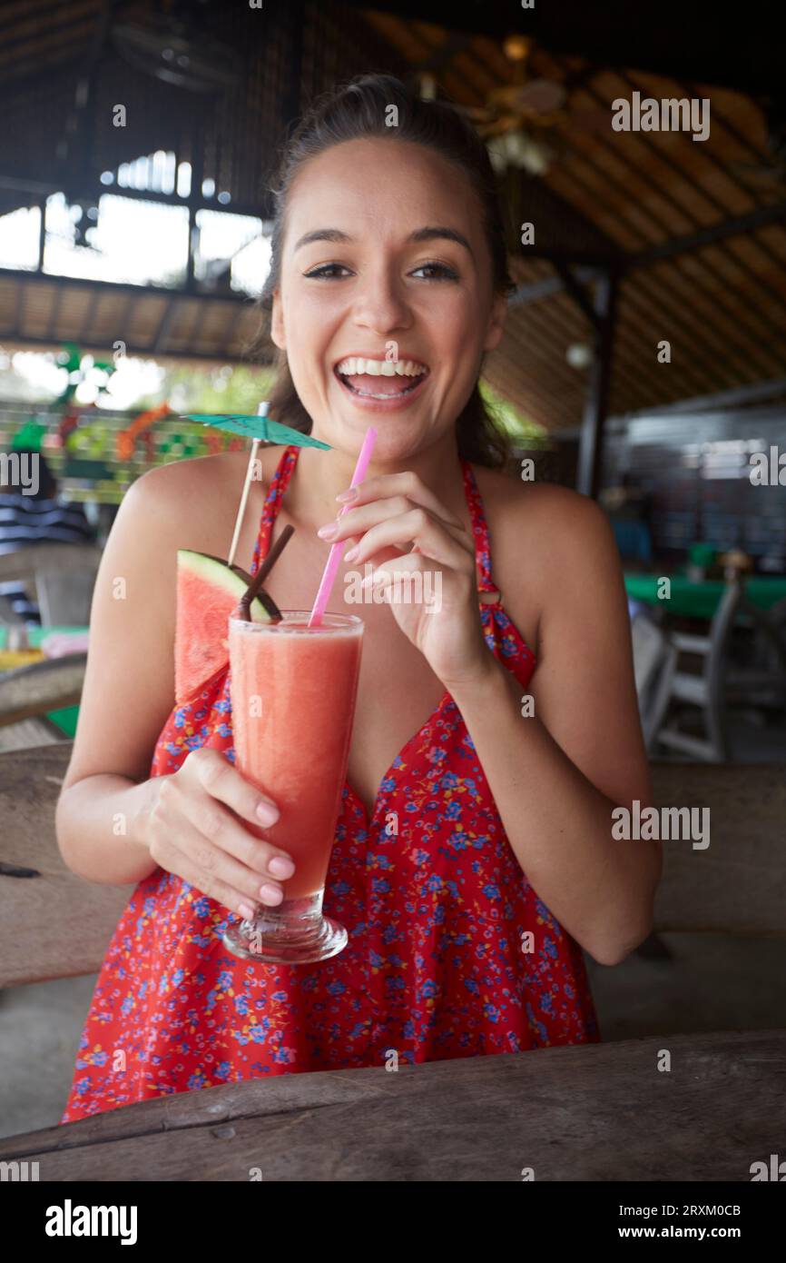 Jeune femme avec watermelon drink Banque D'Images