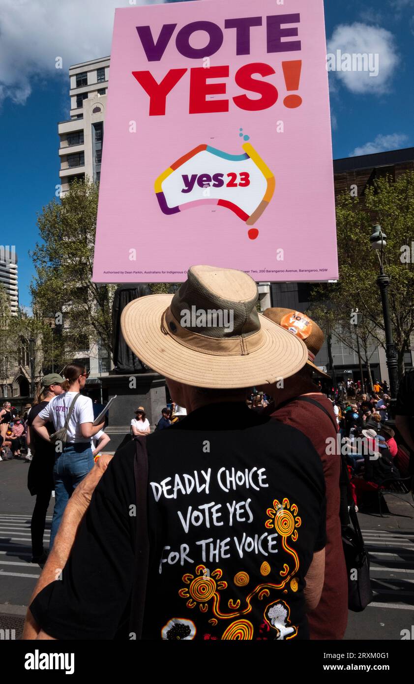 Manifestant lors d'un rassemblement de protestation YES pour le référendum Australian Indigenous Voice de 2023. Melbourne, Victoria, Australie Banque D'Images