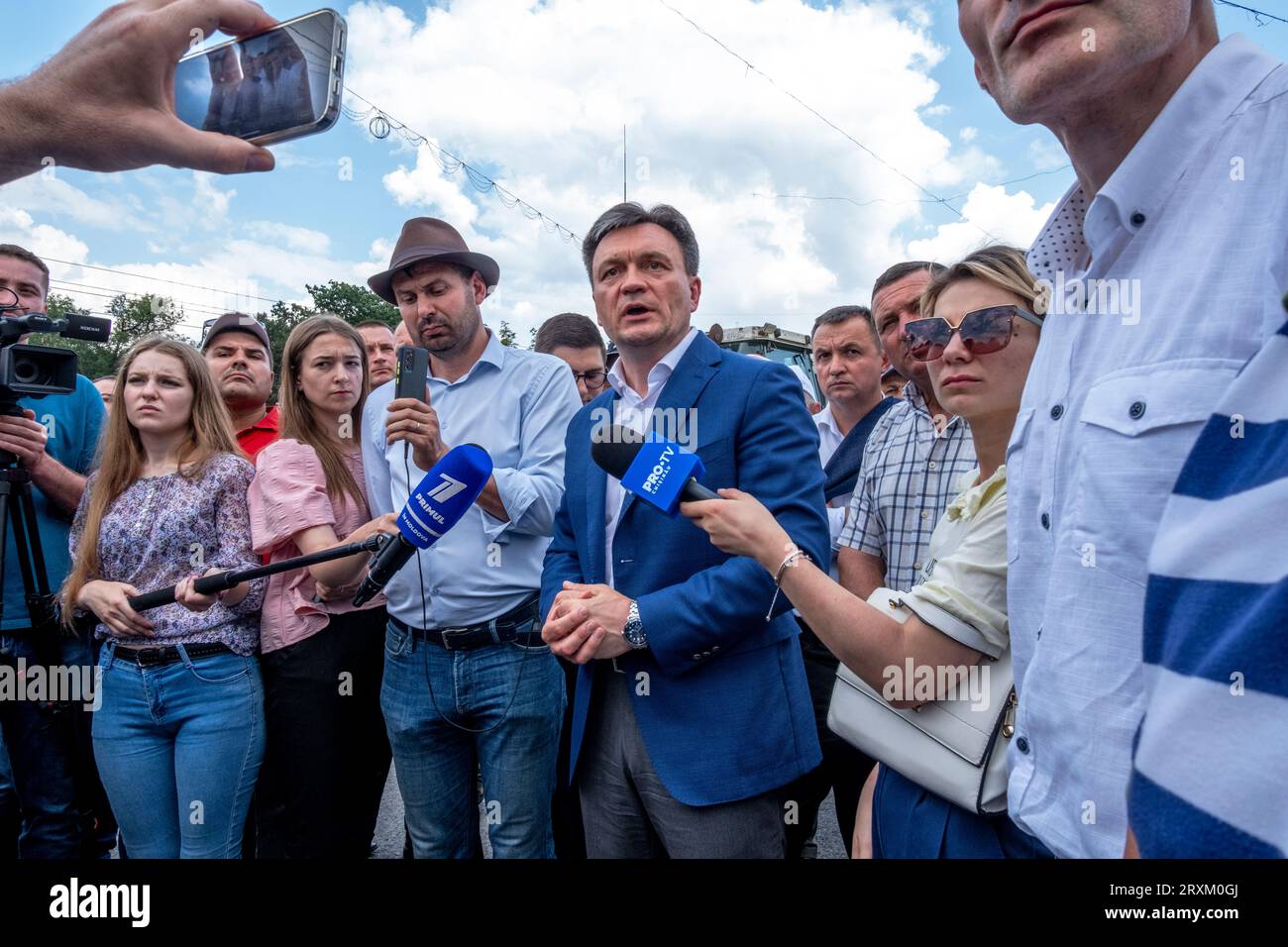 Le Premier ministre Dorin Recean s'entretient avec les agriculteurs et les médias devant le Parlement au sujet du soutien financier aux producteurs agricoles en Moldavie. Banque D'Images