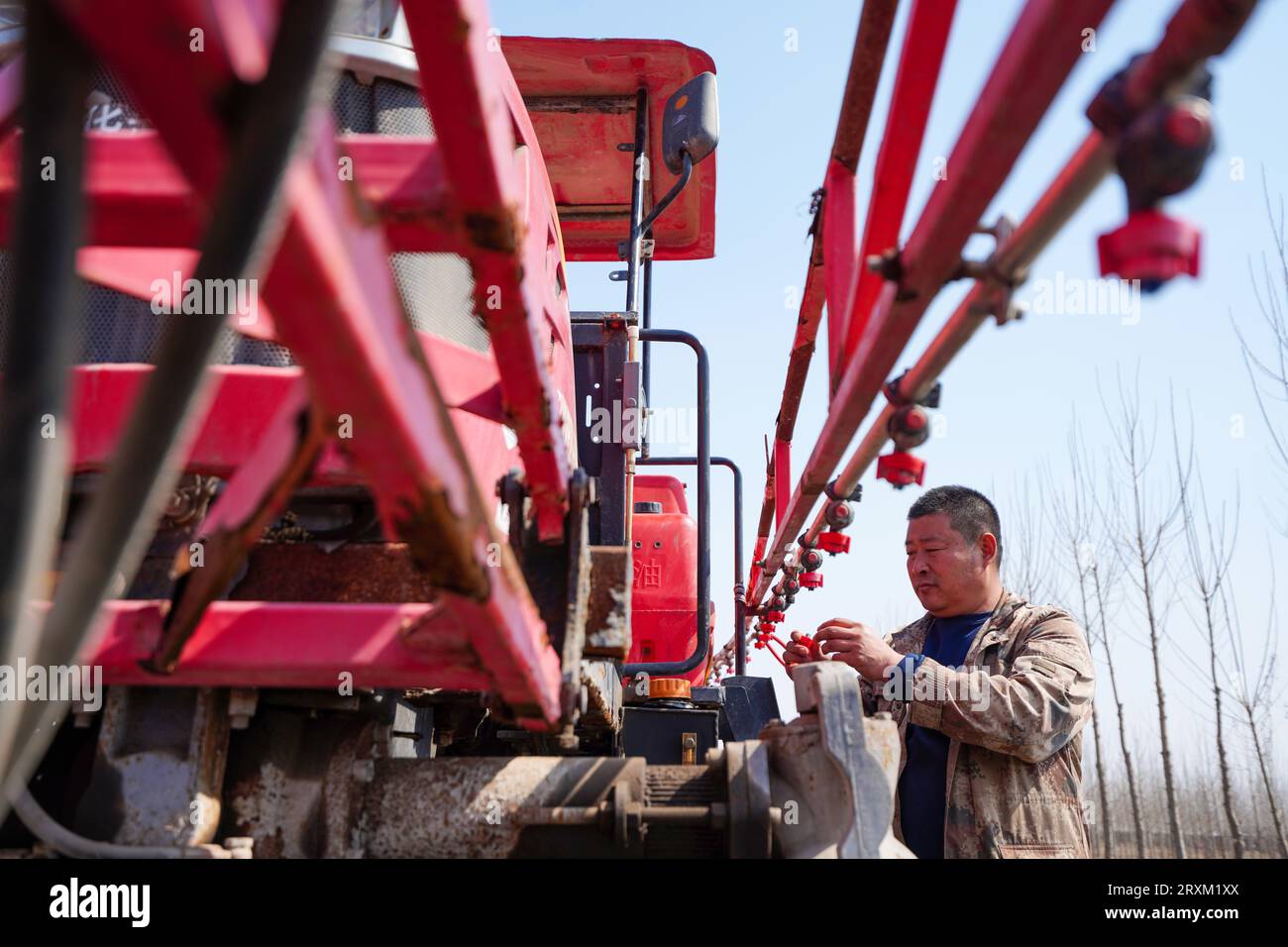 Comté de Luannan, Chine - 28 mars 2023 : les agriculteurs préparent un pulvérisateur automoteur pour pulvériser des médicaments. Banque D'Images