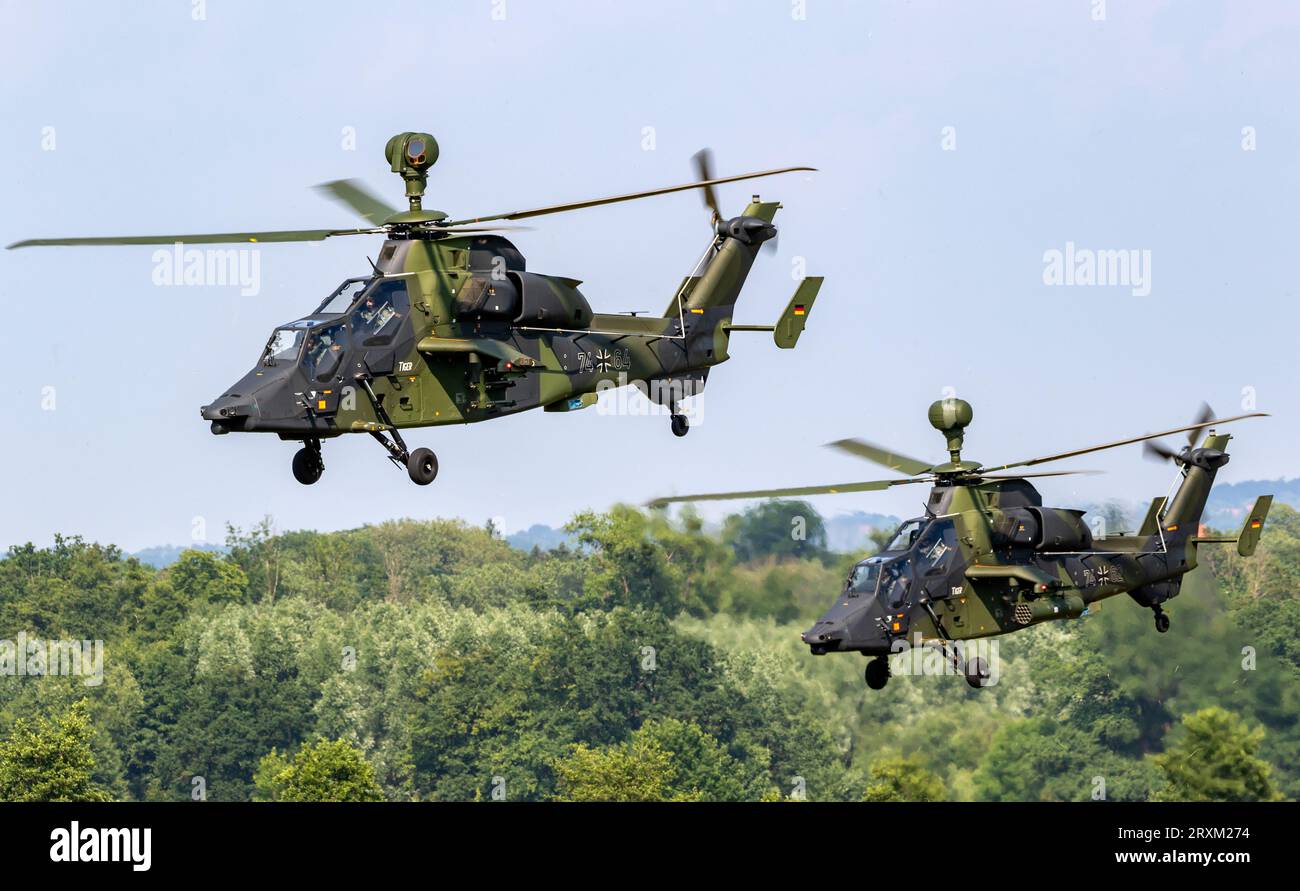 Hélicoptères d'attaque Tigre Eurocopter de l'armée allemande décollant d'une bande d'herbe. Buckeburg, Allemagne - 17 juin 2023 Banque D'Images