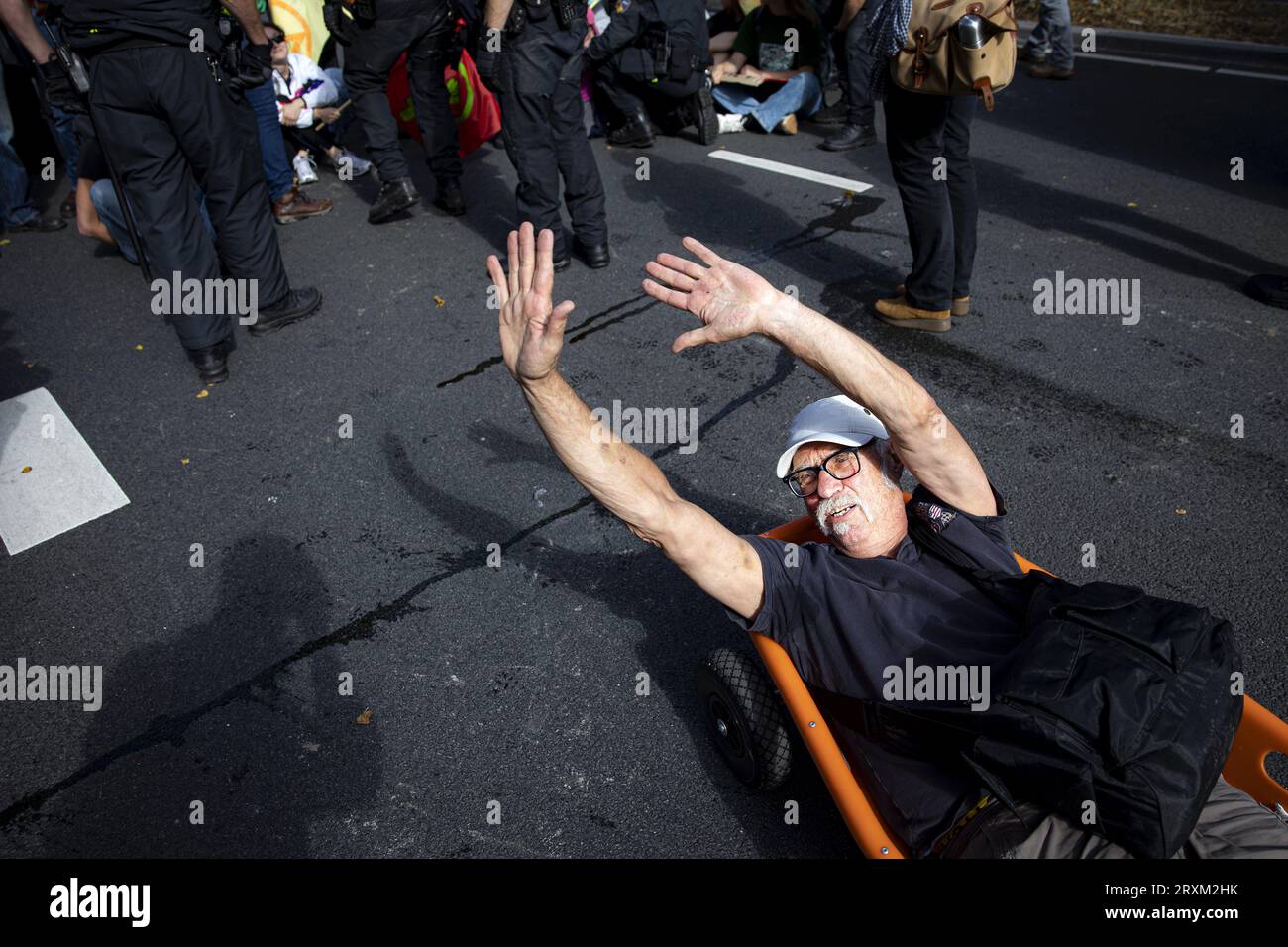 Pays-Bas, la Haye. 26 septembre 2023. Une manifestation de militants pour le climat sur l'A12. Le groupe d'action extinction Rebellion a bloqué l'autoroute pour le 18e jour consécutif en signe de protestation contre les règlements gouvernementaux qui soutiennent l'industrie fossile. Photo : ANP / Hollandse-Hoogte / Ramon van Flymen pays-bas Out - belgique Out Banque D'Images