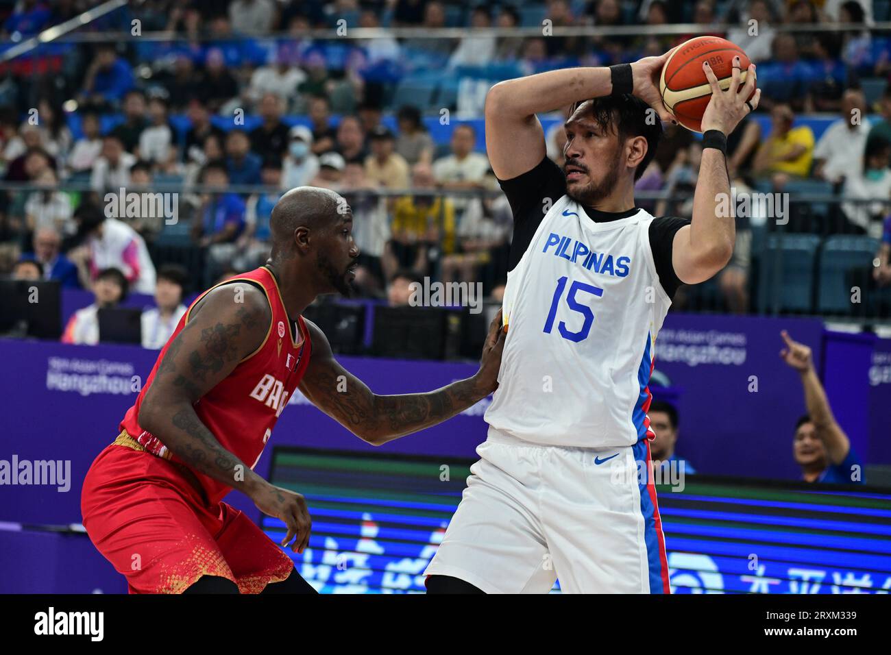 Hangzhou, Chine. 26 septembre 2023. Devon Dwayne Lamont Chism (gauche) de l'équipe masculine de basket-ball de Bahreïn et Junemar Fajardo (droite) de l'équipe masculine philippine de basket-ball vus en action lors des 19e Jeux asiatiques 2023 match du groupe C de la ronde préliminaire de basket-ball masculin entre les Philippines et Bahreïn au gymnase du Centre sportif olympique de Hangzhou. Score final ; Philippines 89:61 Bahreïn. (Photo Luis Veniegra/SOPA Images/Sipa USA) crédit : SIPA USA/Alamy Live News Banque D'Images