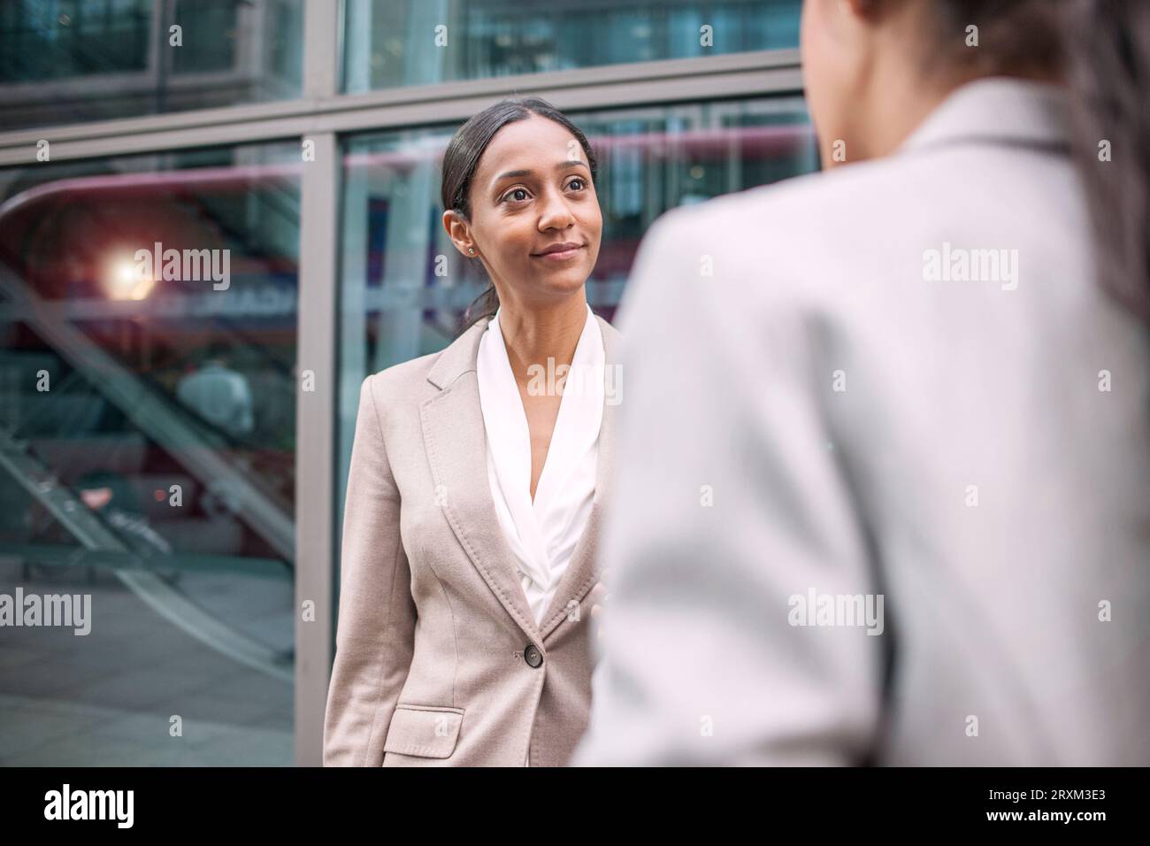 Femmes d'affaires par fenêtre Banque D'Images