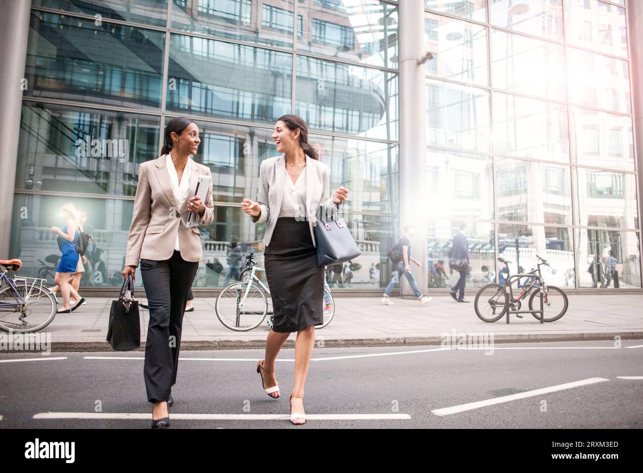Femmes d'affaires traversant la rue Banque D'Images