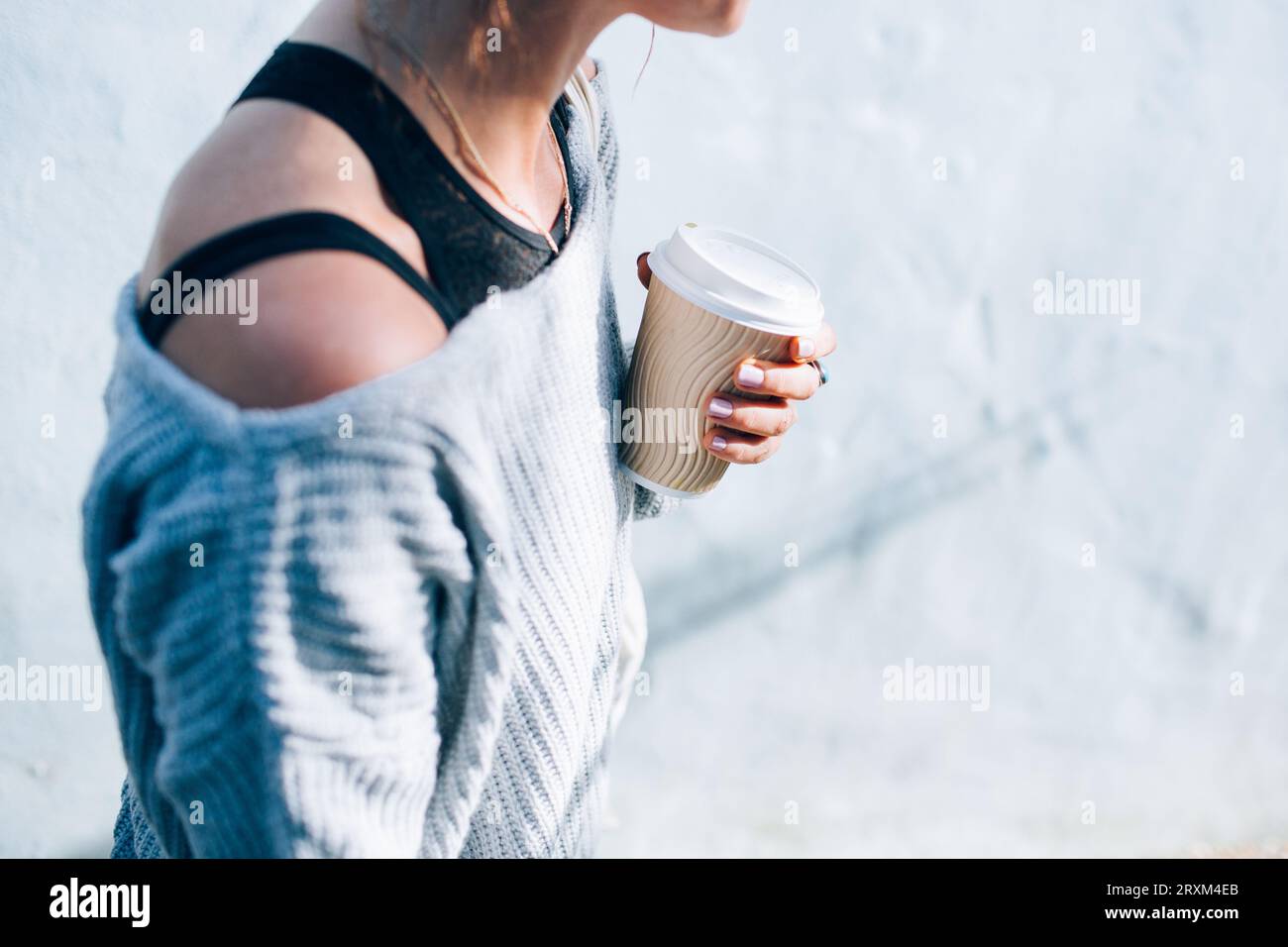Femme tenant une tasse à café à emporter Banque D'Images