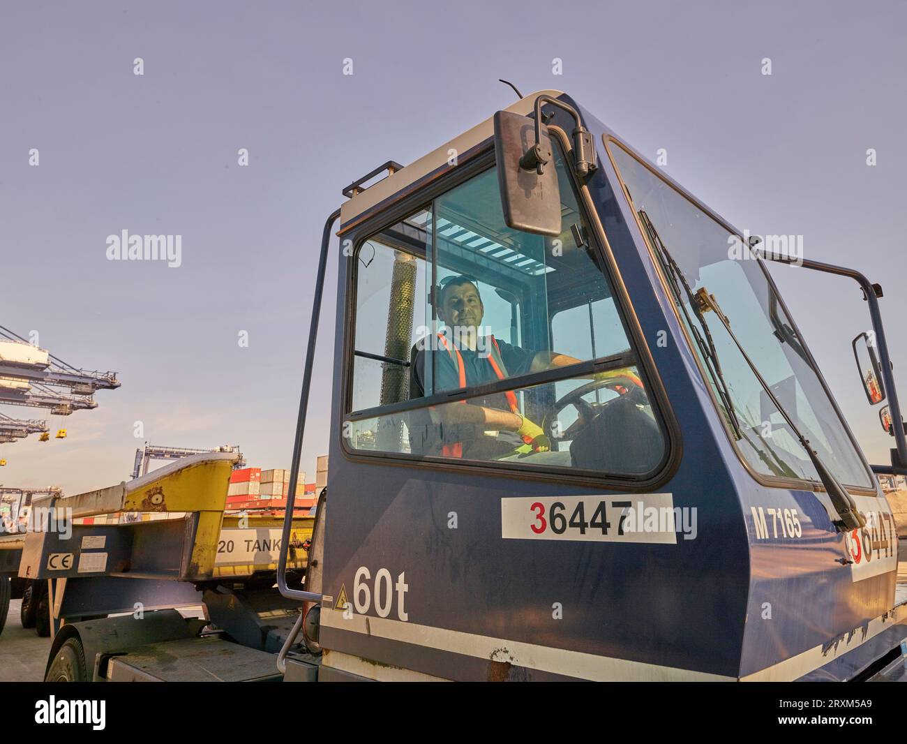 Conducteur en camion à port de Felixstowe, England Banque D'Images