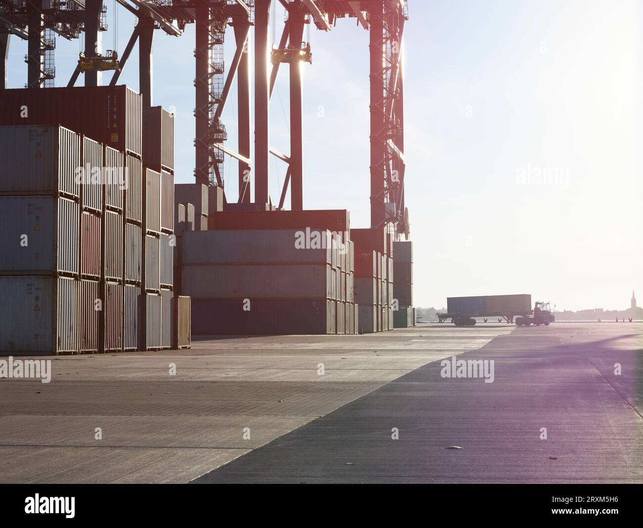 Les piles de conteneurs au port de Felixstowe, England Banque D'Images