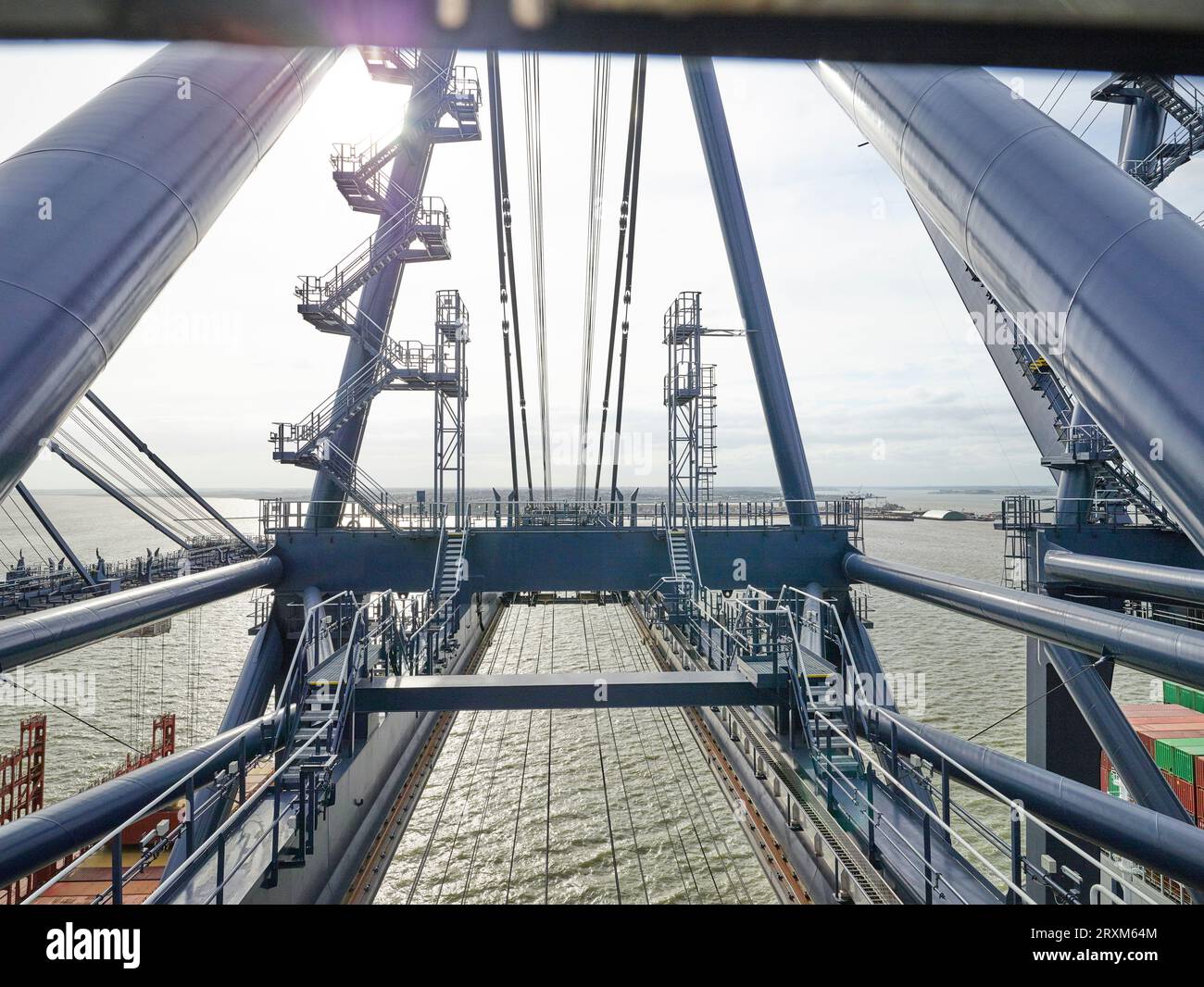 Grue de quai au-dessus de la mer Banque D'Images