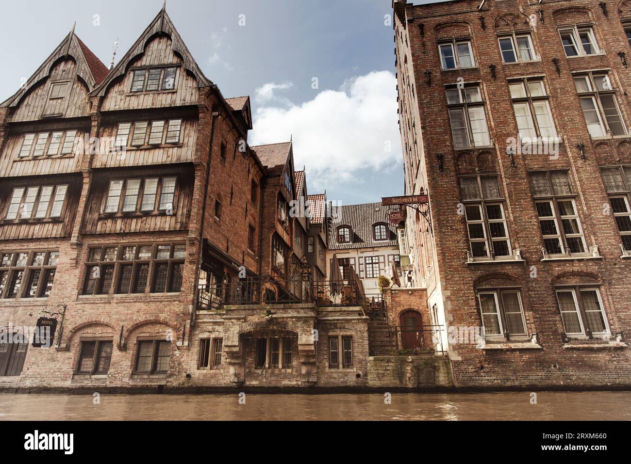 Bâtiments par canal de Bruges, Belgique Banque D'Images