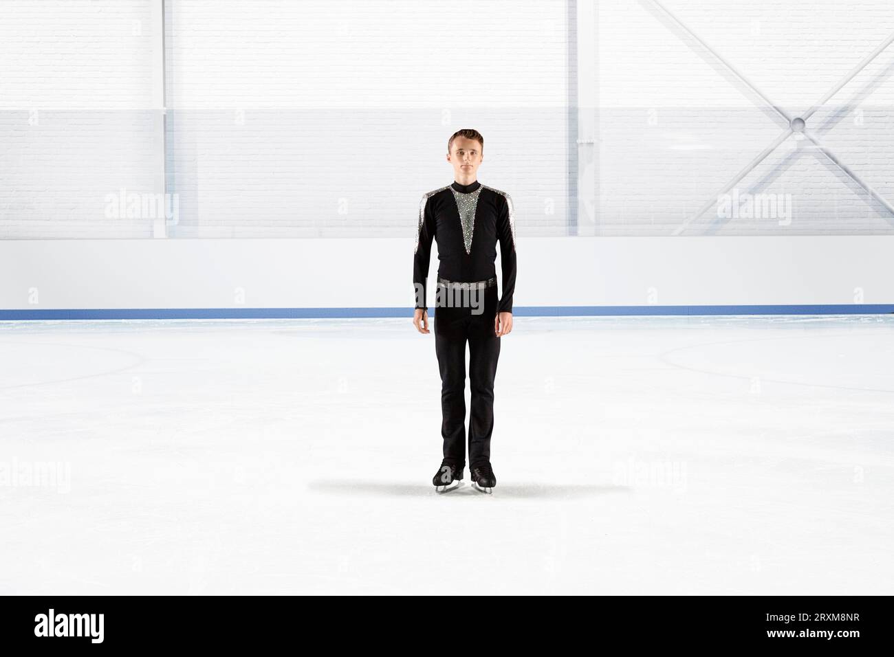 La patineuse artistique des hommes en uniforme à la patinoire Banque D'Images