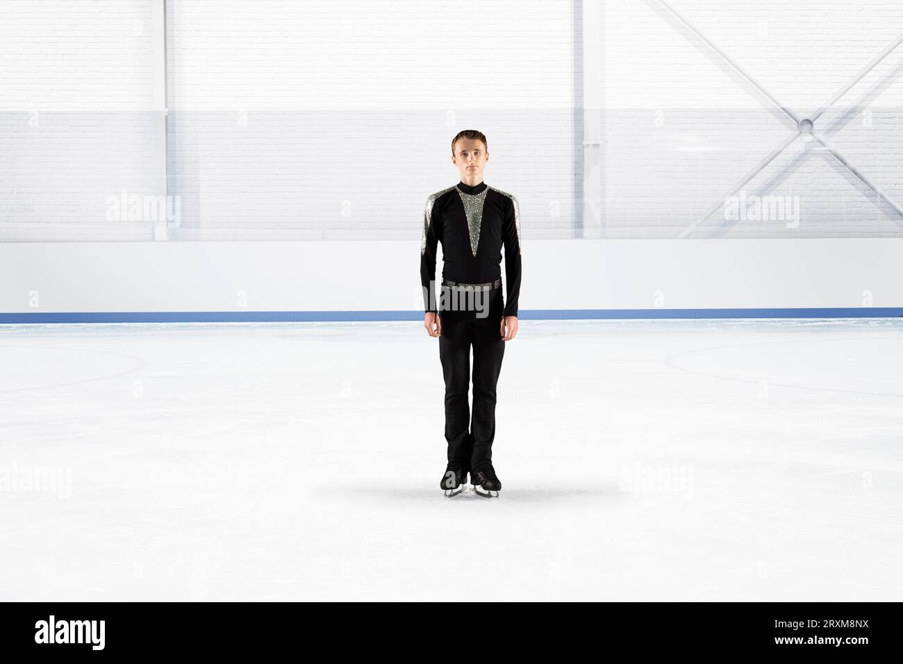 La patineuse artistique des hommes en uniforme à la patinoire Banque D'Images