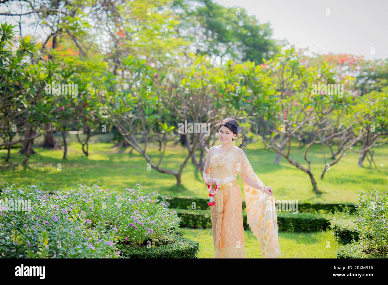 Costume thaïlandais traditionnel Belle femme asiatique marcher dans le jardin modèle thaïlandais Chinois 25 29 ans Thaïlande Banque D'Images