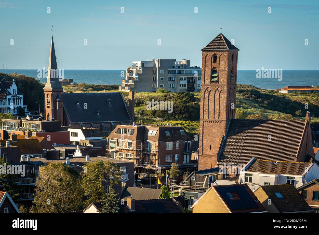 Vue au sommet de la colline du village côtier hollandais Wijk aan Zee Banque D'Images