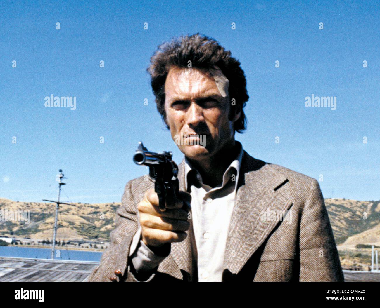 Magnum Force Clint Eastwood Directeur - Ted Post déc. 1973 FP Magnum Force 02 FlixPix/Warner Bros. À usage éditorial uniquement. Copyright de Warner Bros. Et/ou du photographe attribué par The Movie ou production Company. Un crédit obligatoire pour la société de cinéma est requis. Strictement pour une utilisation pour la promotion du film ci-dessus, sauf autorisation écrite obtenue par l'intermédiaire de la société cinématographique est obtenue par l'utilisateur final. FlixPix n’est pas le propriétaire des droits d’auteur et agit uniquement en tant que service de fourniture aux médias reconnus. Banque D'Images