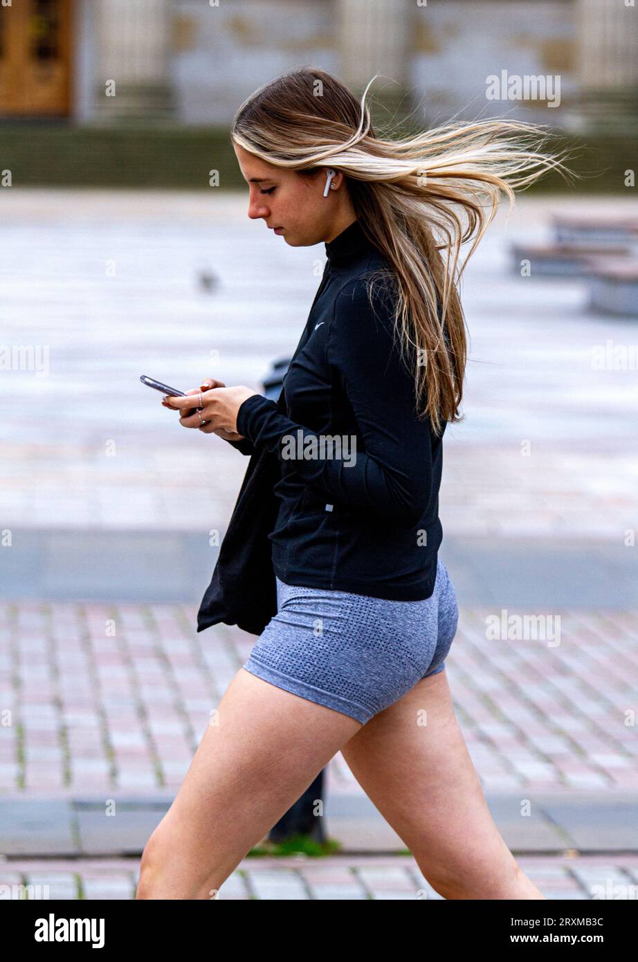 Dundee, Tayside, Écosse, Royaume-Uni. 26 septembre 2023. UK Météo : les températures à Dundee ont atteint 16 ° C par un matin d'automne froid et venteux. Les femmes à la mode passent la journée à s'amuser dans le centre-ville de Dundee, à mener leur vie quotidienne et à faire du shopping au milieu du coût de la vie élevé en Écosse. Crédit : Dundee Photographics/Alamy Live News Banque D'Images