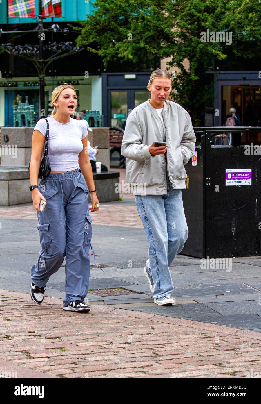 Dundee, Tayside, Écosse, Royaume-Uni. 26 septembre 2023. UK Météo : les températures à Dundee ont atteint 16 ° C par un matin d'automne froid et venteux. Les femmes à la mode passent la journée à s'amuser dans le centre-ville de Dundee, à mener leur vie quotidienne et à faire du shopping au milieu du coût de la vie élevé en Écosse. Crédit : Dundee Photographics/Alamy Live News Banque D'Images