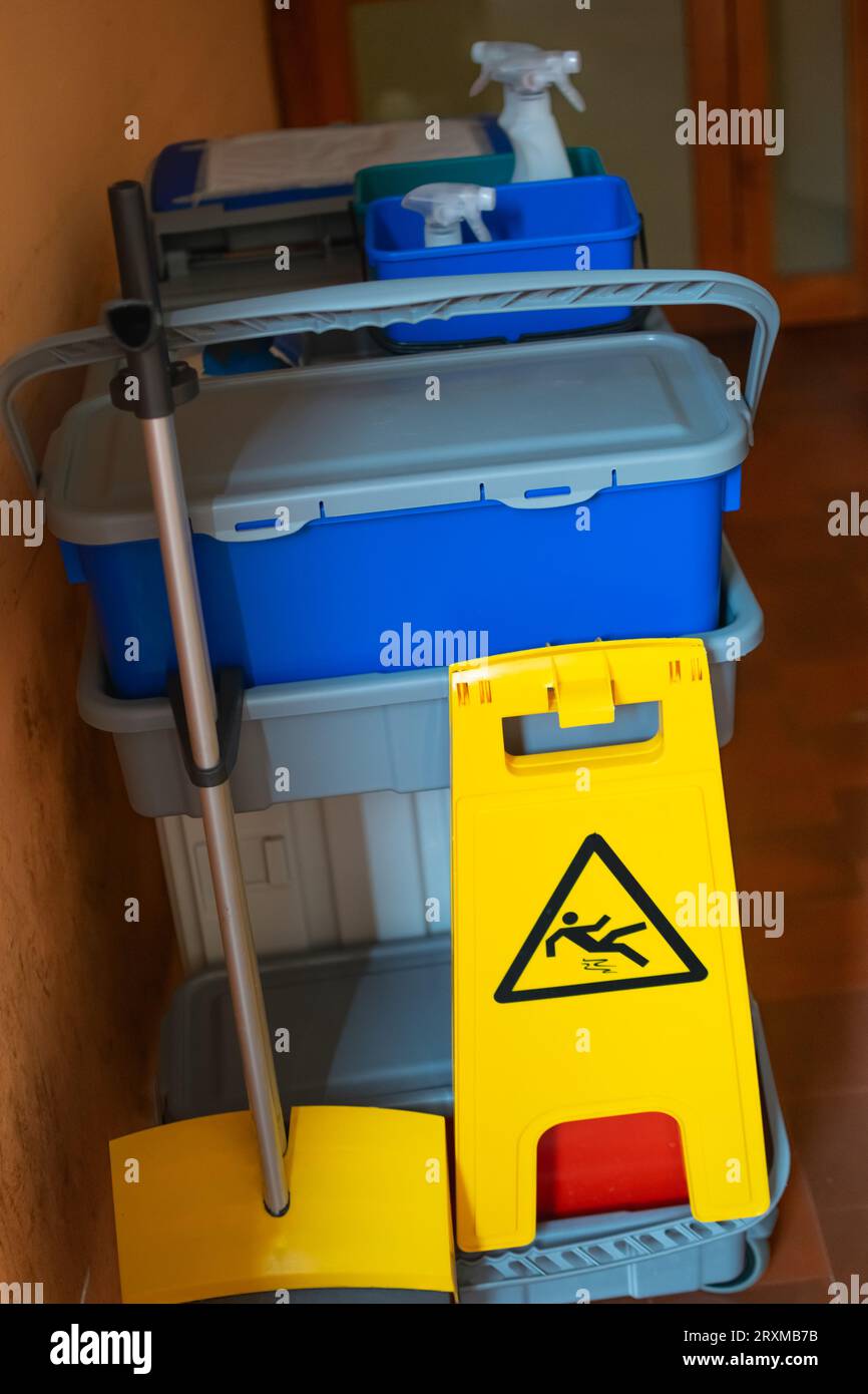 Chariot de nettoyage professionnel avec tous les ustensiles et protocoles de sécurité pour les hôpitaux Banque D'Images