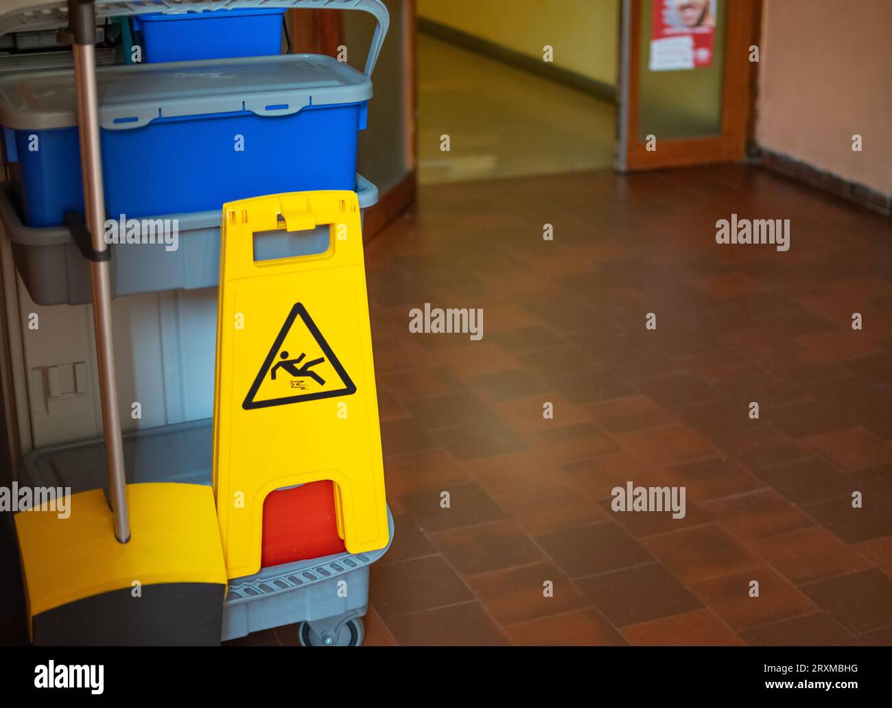 Chariot de nettoyage professionnel avec tous les ustensiles et protocoles de sécurité pour les hôpitaux Banque D'Images