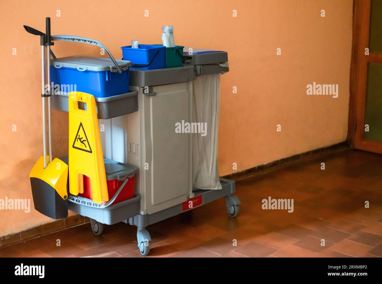 Chariot de nettoyage professionnel avec tous les ustensiles et protocoles de sécurité pour les hôpitaux Banque D'Images