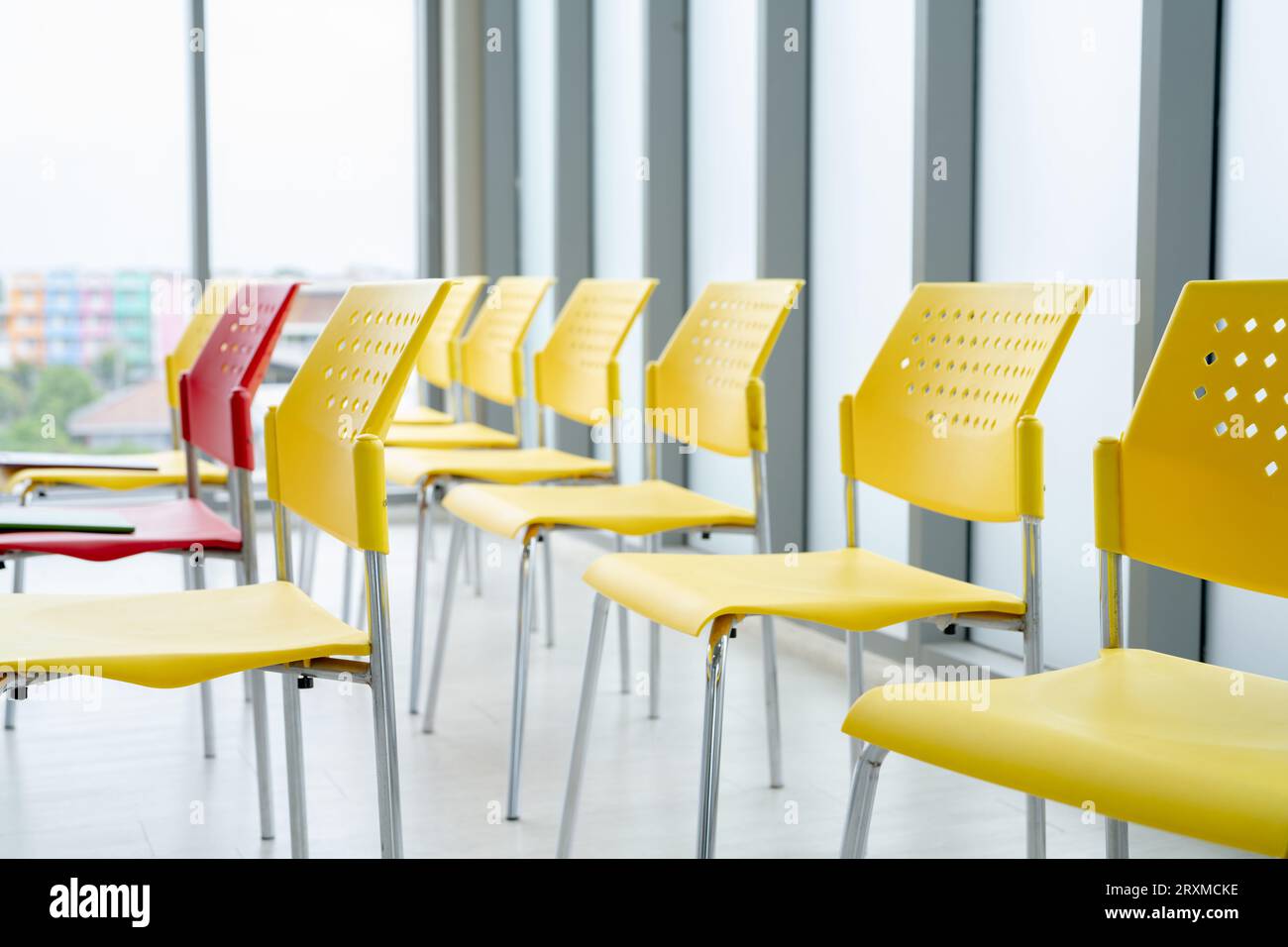 Des rangées de chaises vides attendent le séminaire d'affaires. Intérieur moderne de la salle de conférence. Espace de réunion d'entreprise. Intérieur de bureau contemporain avec rangées de chaises Banque D'Images