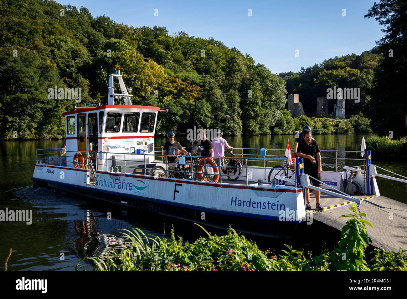 Ferry bateau sur la rivière Ruhr dans le quartier Herbede, en arrière-plan la ruine du château Hardenstein à la vallée Muttental, Witten, région de la Ruhr, Nor Banque D'Images